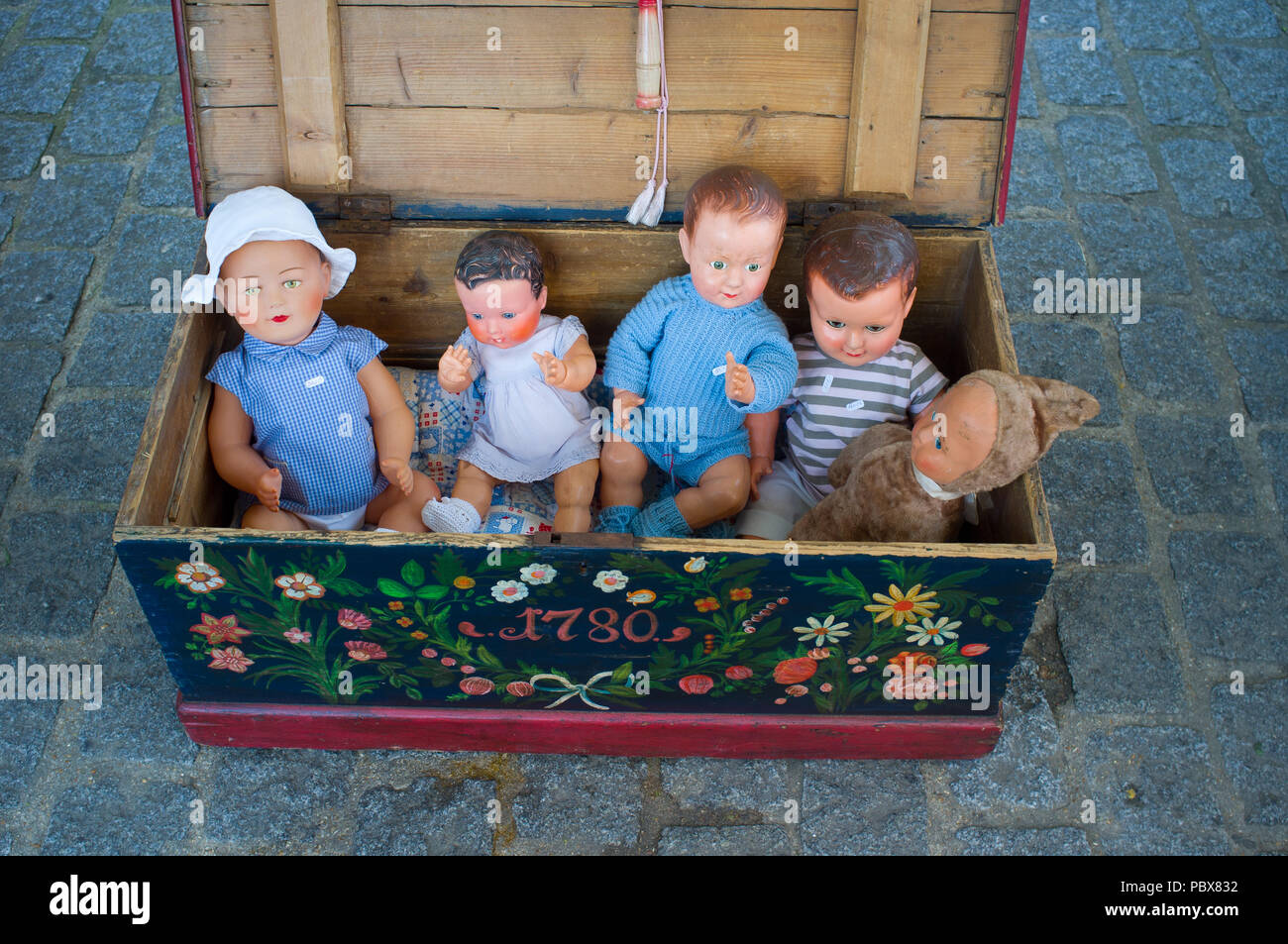 Un marché d'antiquités à Honfleur, Normandie, France Banque D'Images