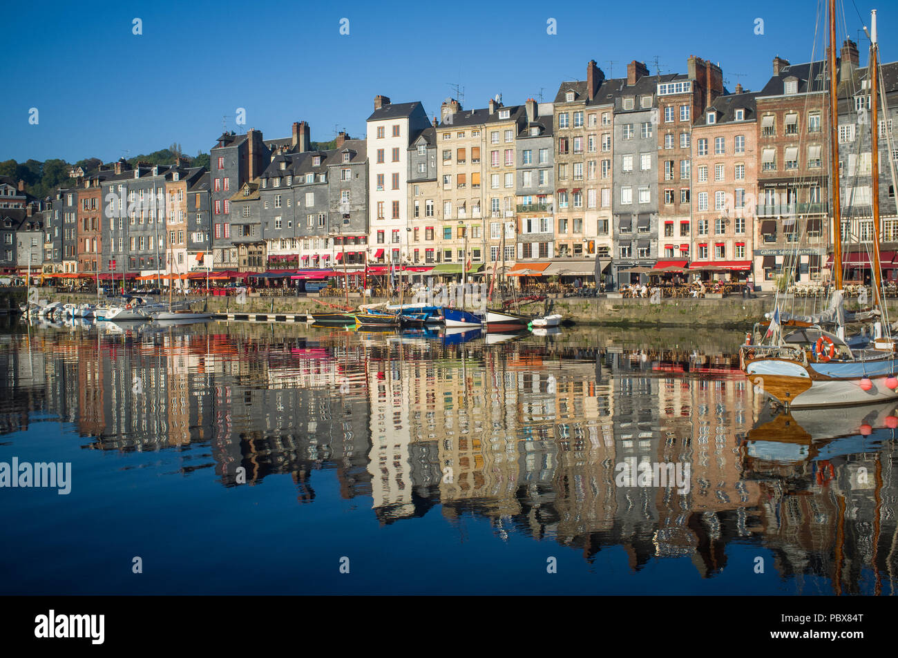 Le port ou Vieux Bassin à Honfleur à l'aube, Normandie, France Banque D'Images