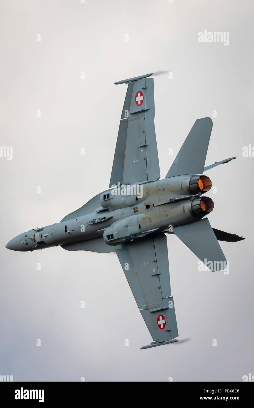 Fairford, Gloucestershire, Royaume-Uni - Juillet 14th, 2018 : Swiss Air Force Mcdonnell douglas F/A-18 Hornet d'effectuer son affichage à l'acrobatique RIAT 2018 Banque D'Images