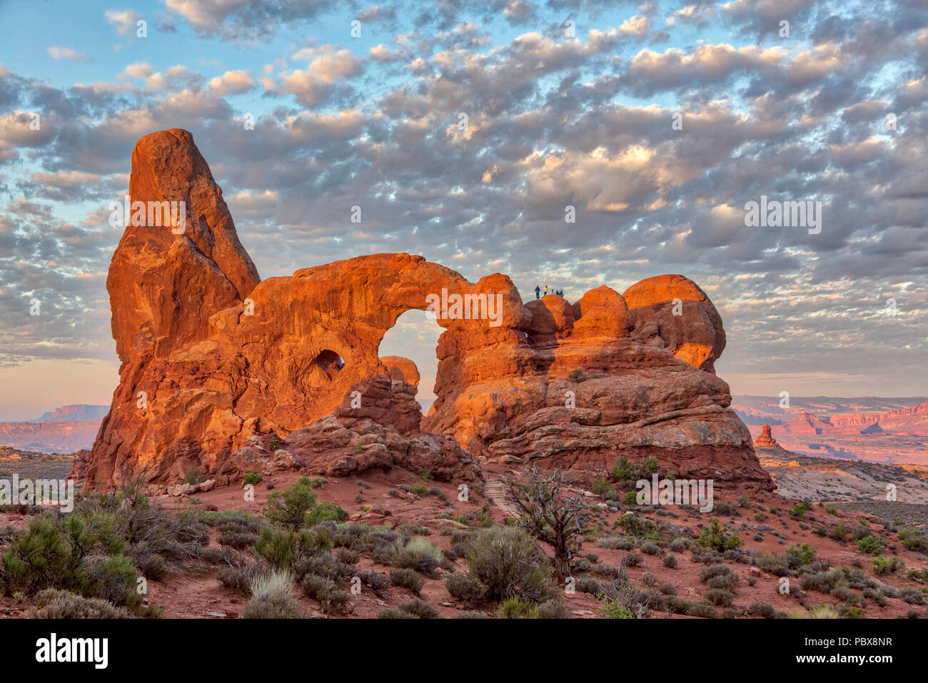 Soirée approche une arche au Parc National Arches dans l'Utah Banque D'Images