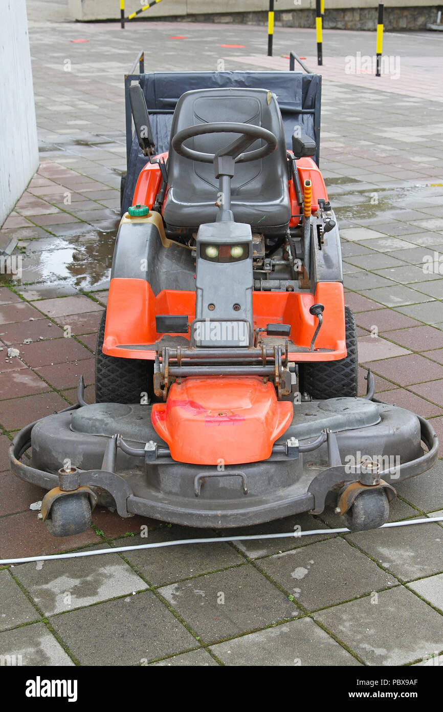 Big red riding tondeuse à essence Banque D'Images