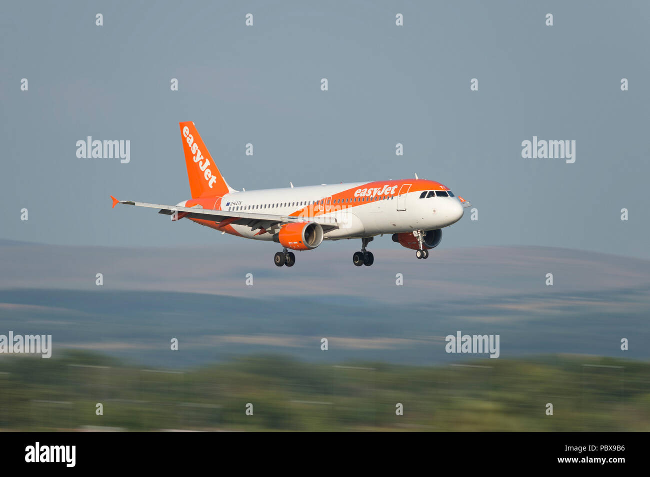 Un Airbus A320-200 EasyJet arrive sur terre à l'aéroport de Manchester, Royaume-Uni. Banque D'Images