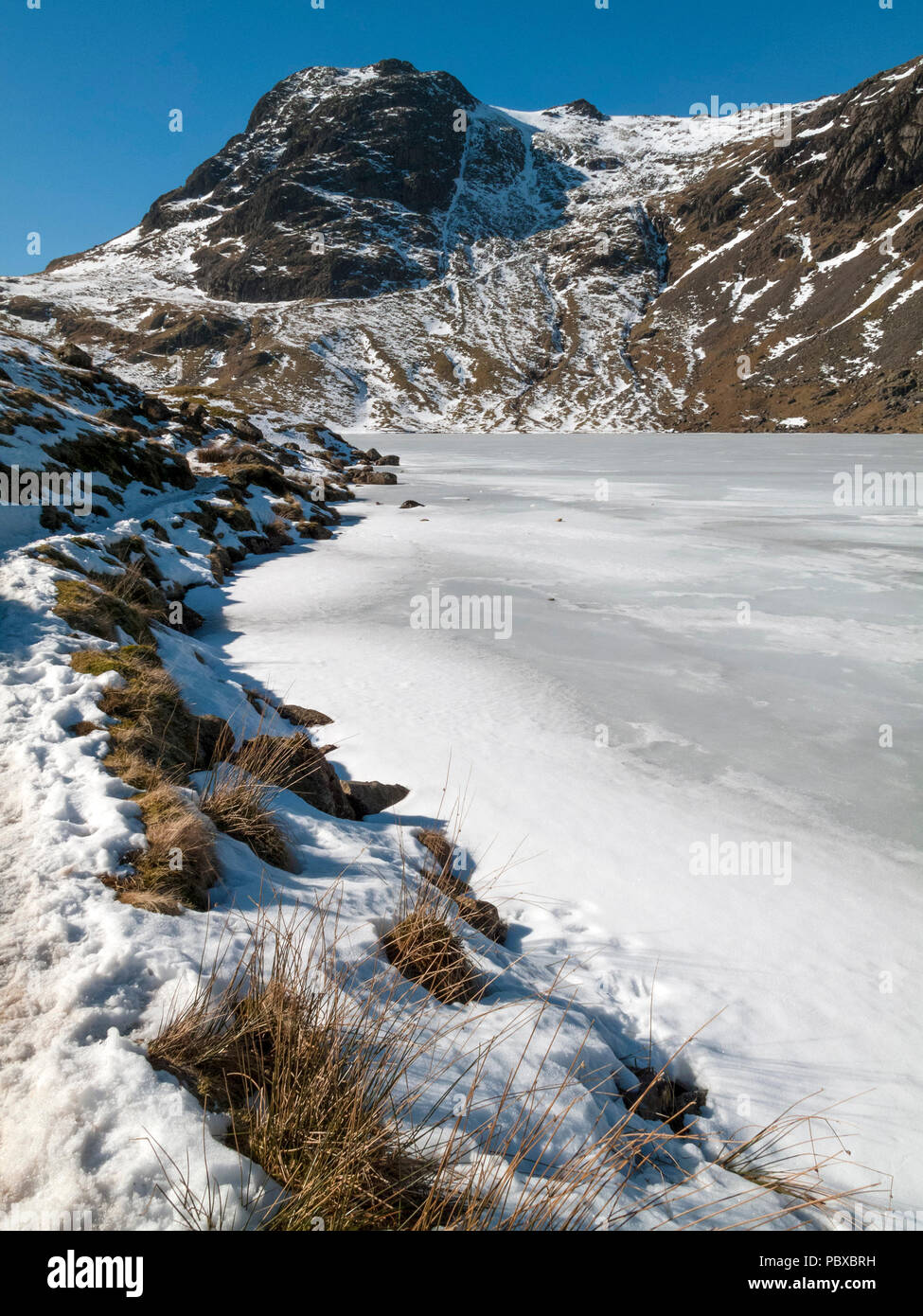 Harrison Stickle et congelé stickle tarn en neige de l'hiver, Langdale Pikes Langdale, anglais, Parc National de Lake District, Cumbria, England, UK Banque D'Images