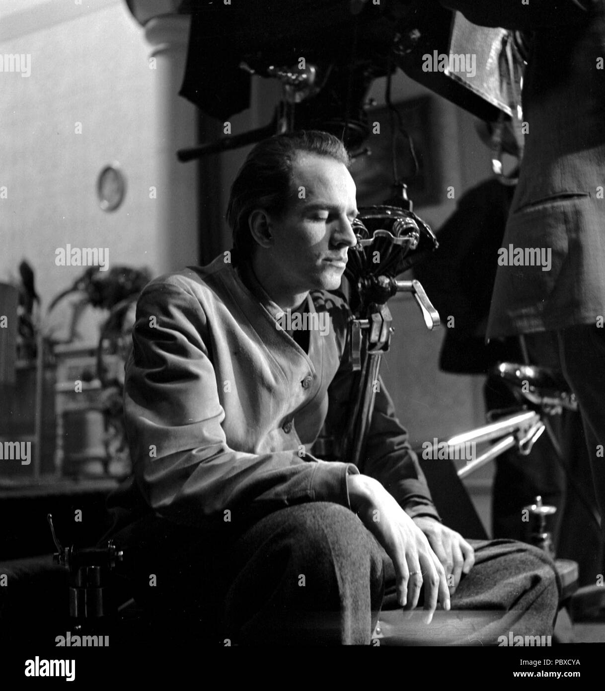 Ingmar Bergman. 1918-2007. Directeur du cinéma suédois. Photographié ici en 1948 sur le plateau de tournage du film la nuit est mon avenir. Photographe : Kristoffersson/AE48-10 Banque D'Images