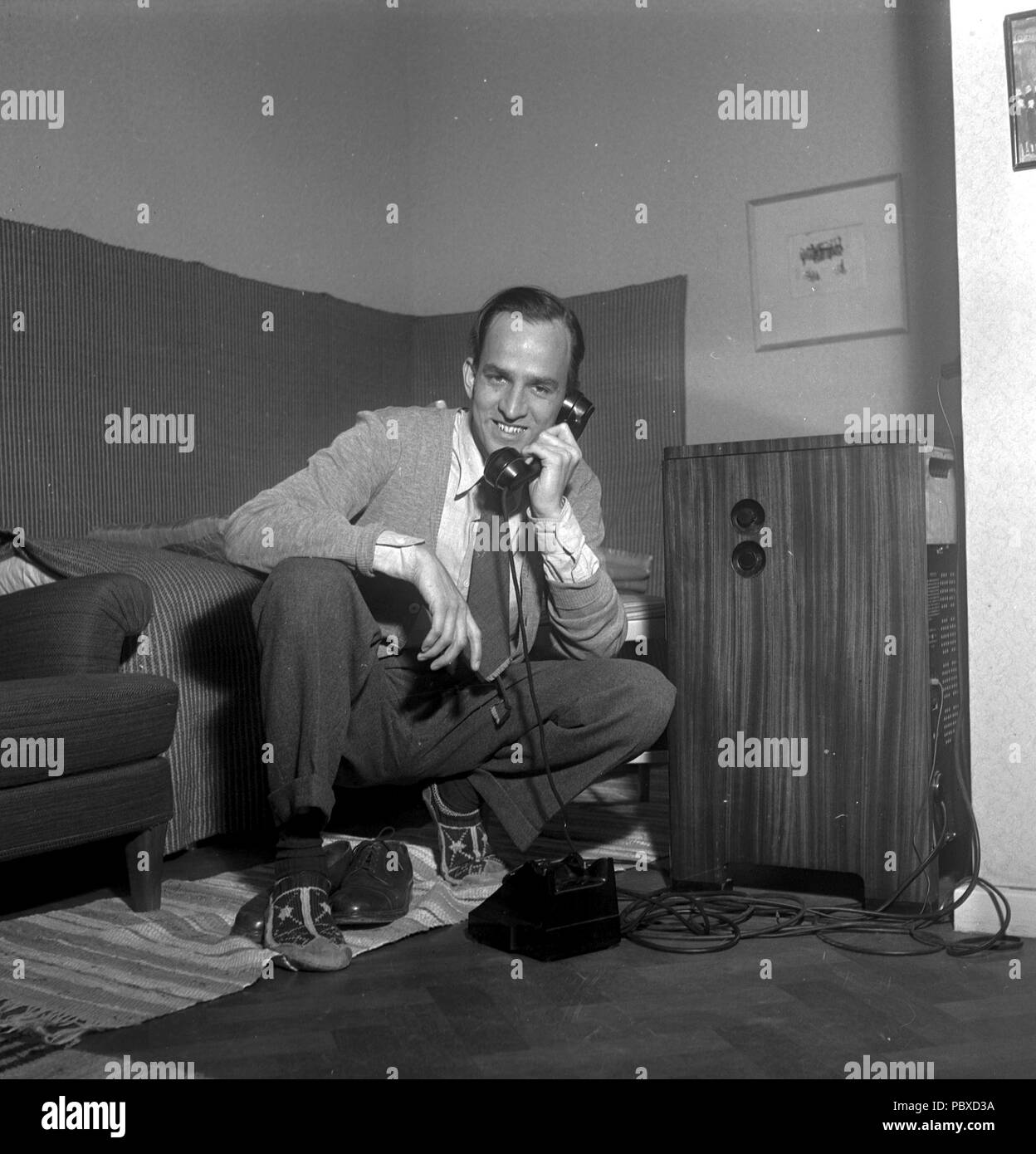 Ingmar Bergman. 1918-2007. Directeur du cinéma suédois. Photographié ici en 1951 sa maison parlant au téléphone. Photographe : Kristoffersson/S15-5 Banque D'Images