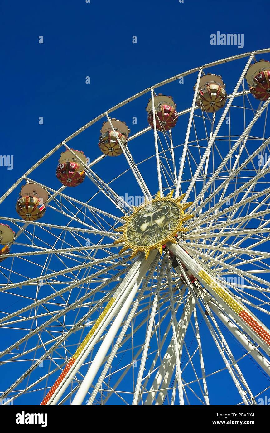 Grande roue vide en Bavière contre ciel bleu clair. Banque D'Images