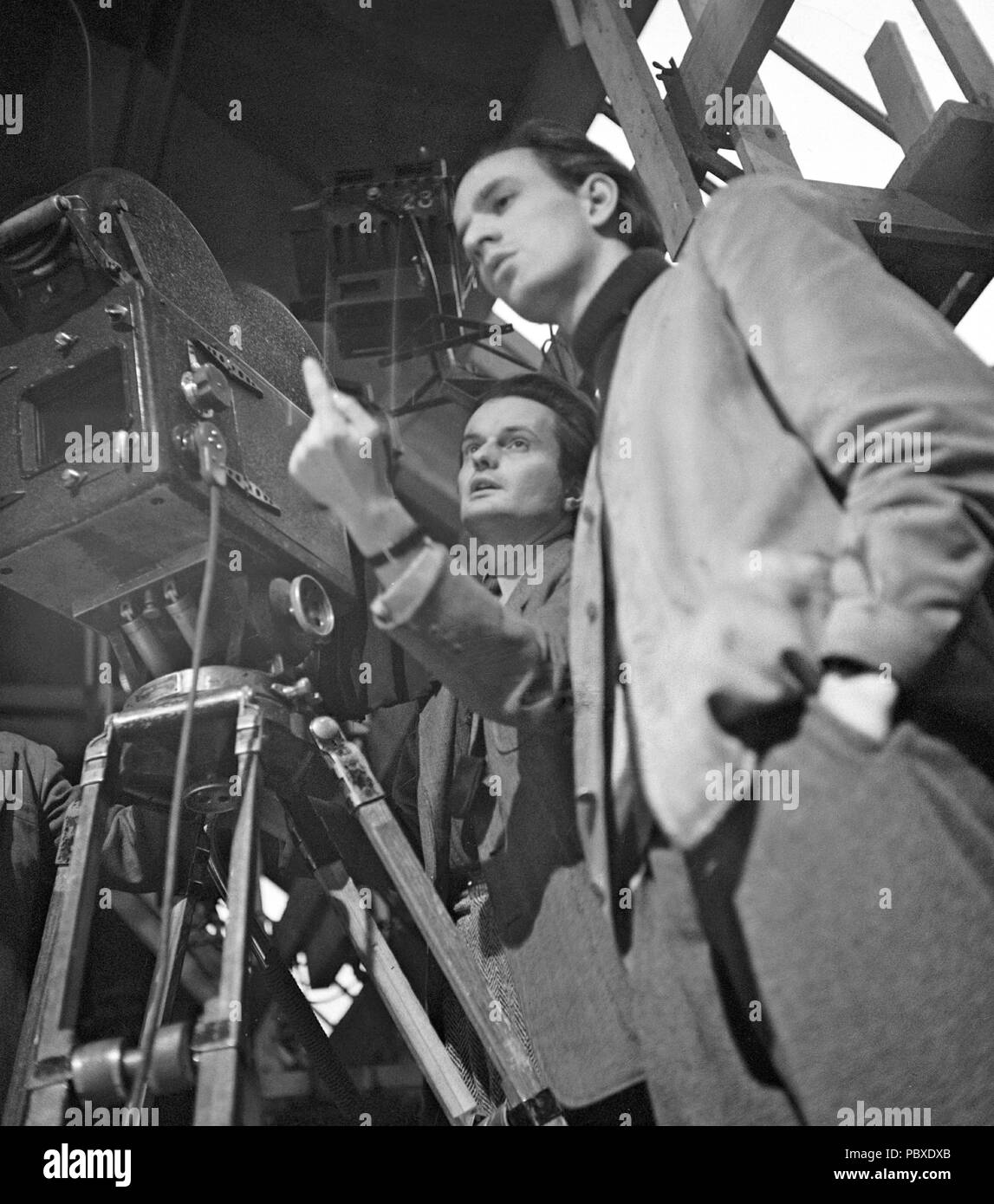 Ingmar Bergman. 1918-2007. Directeur du cinéma suédois. Photographié ici en 1947 sur le plateau de tournage du film la nuit est mon avenir ensemble avec film photographe Göran Strindberg. Le film avait premiere 17 janvier 1948. Photographe : Kristoffersson/AF19-5 Banque D'Images