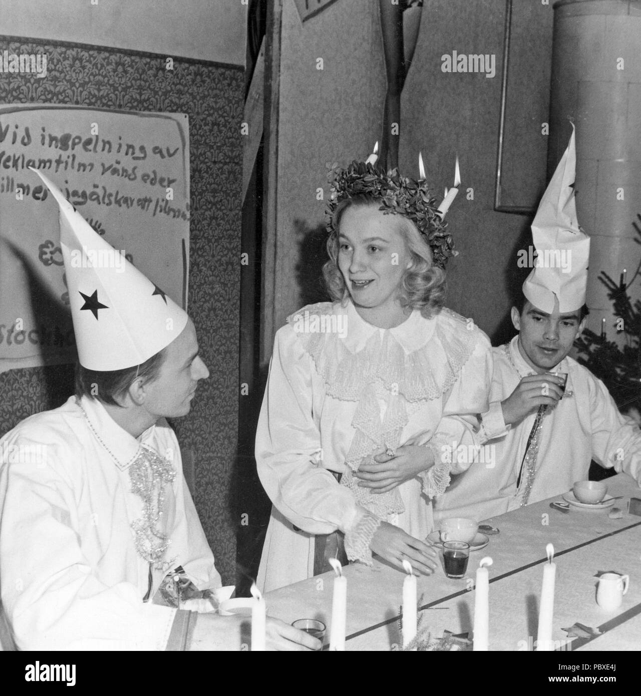 Ingmar Bergman. 1918-2007. Directeur du cinéma suédois. Photographié ici en 1948 lors de la traditionnelle fête de Sainte-Lucie le 13 décembre. Dans le milieu, comme Lucie Mai Zetterling actrice et acteur à droite Birger Malmsten. Photographe : Kristoffersson/AF41-1 Banque D'Images