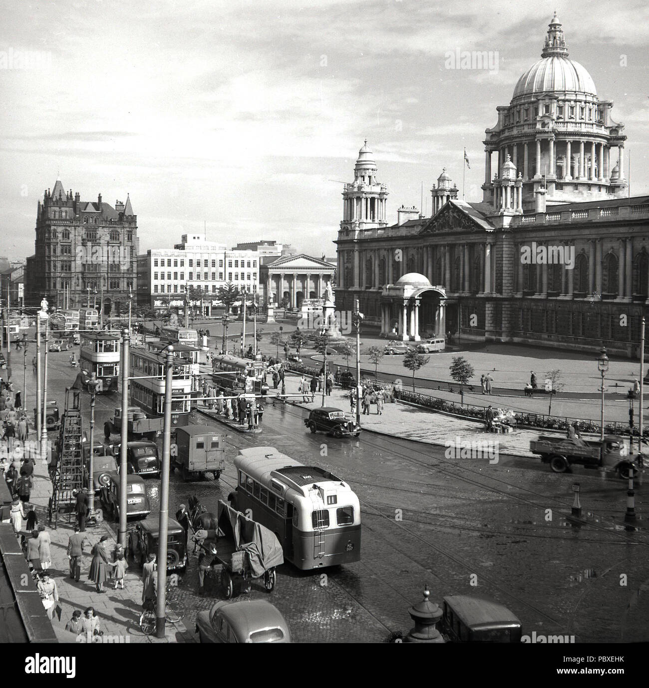 1950, historique, une vue sur la place Donegal à l'hôtel de ville, Belfast, Irlande du Nord, montrant l'activité générale et le transport de la journée y compris les trams. Banque D'Images