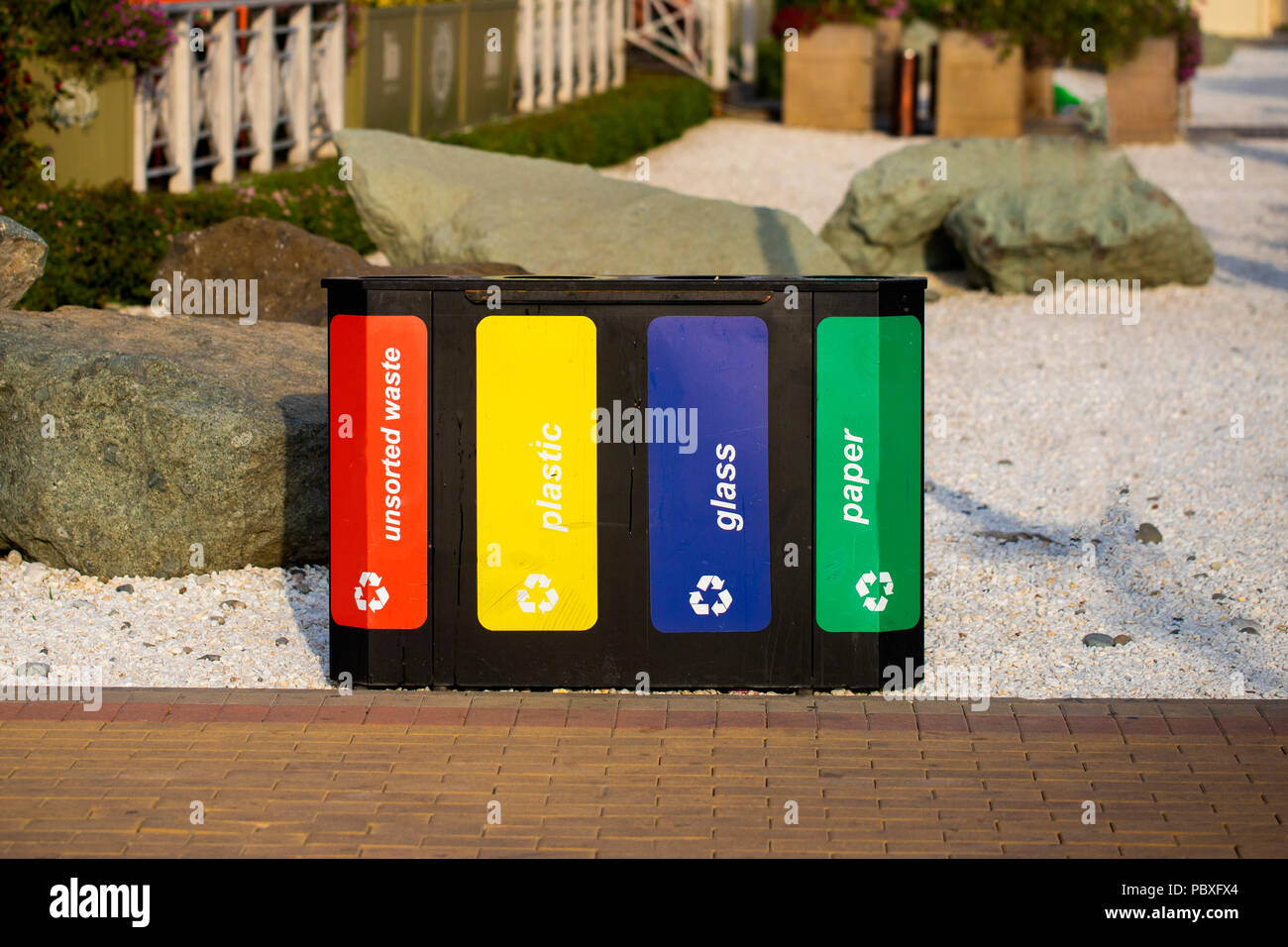 Quatre poubelles de couleurs différentes Banque D'Images