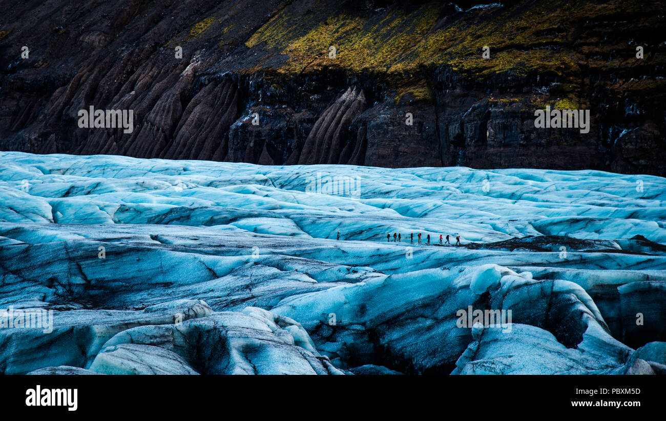 Les randonneurs marcheurs sur Svinafellsjokull Glacier, Islande, Europe Banque D'Images