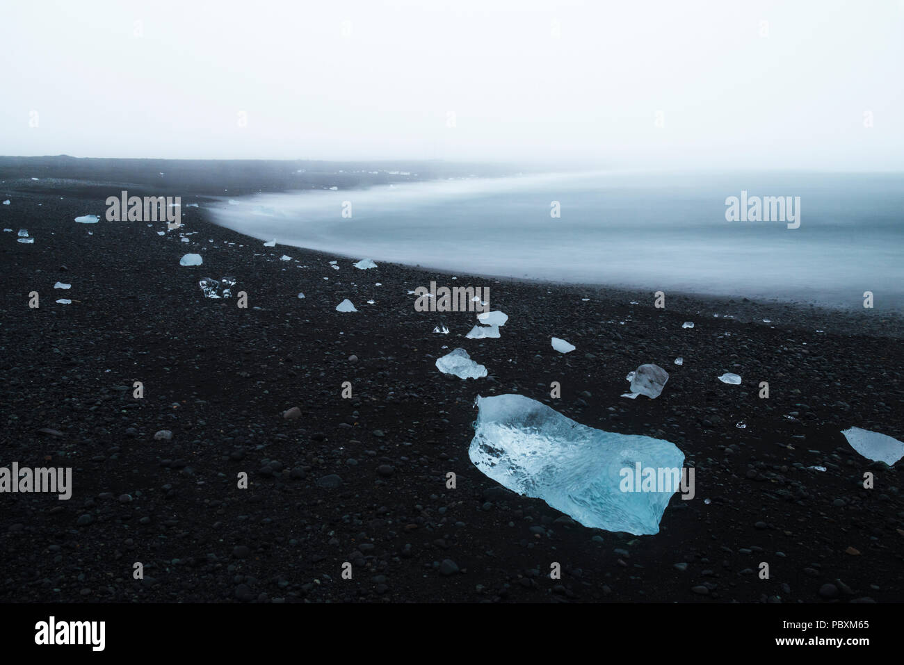 Plage de sable noir ice jökulsárlón, Islande, Europe Banque D'Images