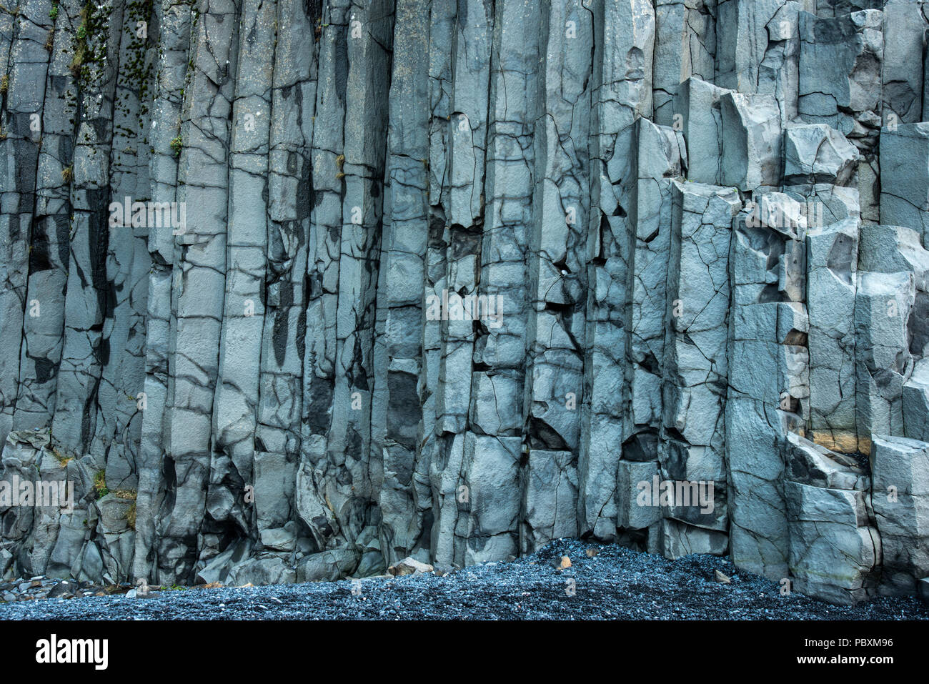 Les colonnes de basalte ou piles de la mer sur la plage de Reynisfjara qui jouit de l'Islande, de l'Europe Banque D'Images