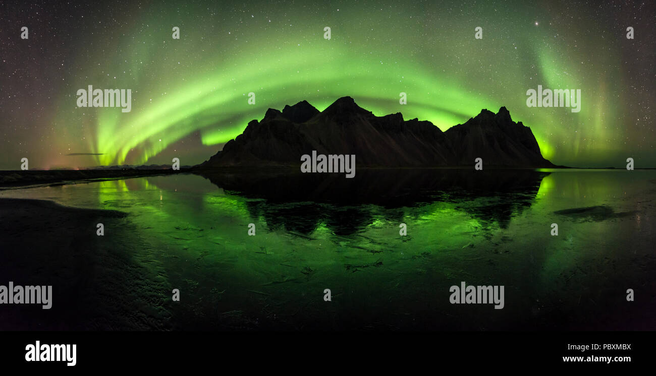Aurora Borealis, Northern Lights sur Vestrahorn mountain, Islande, Europe Banque D'Images