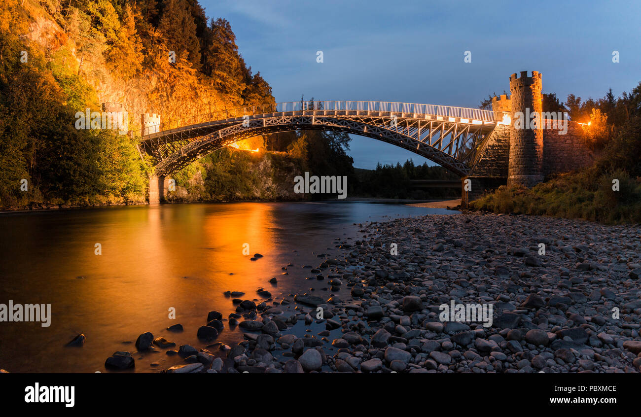 Écosse, Royaume-Uni Craigellachie Bridge ou Telford Bridge sur la rivière Spey, Moray Banque D'Images