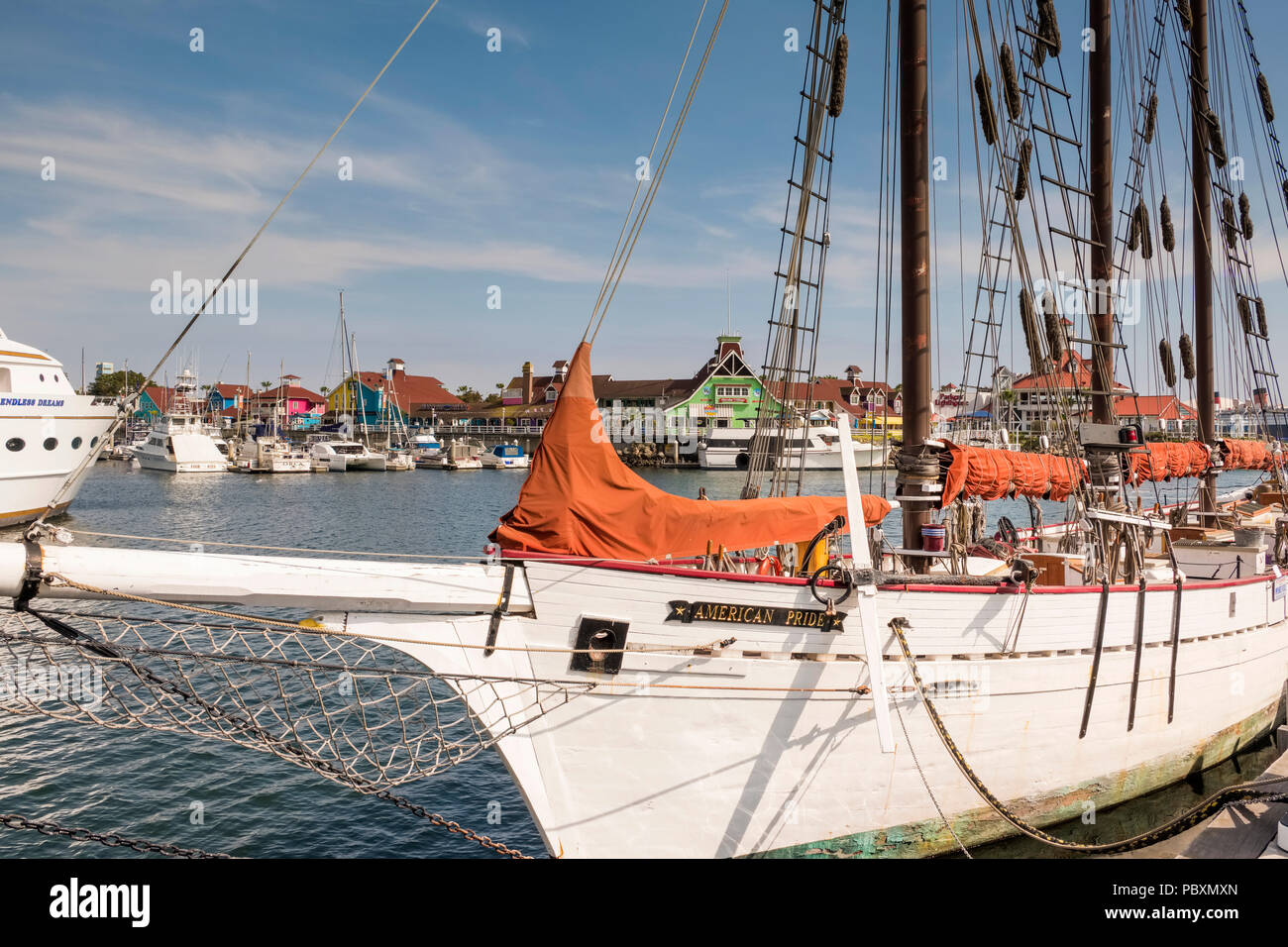 Bateaux et yachts dans le port de Long Beach, Californie, CA, USA Banque D'Images