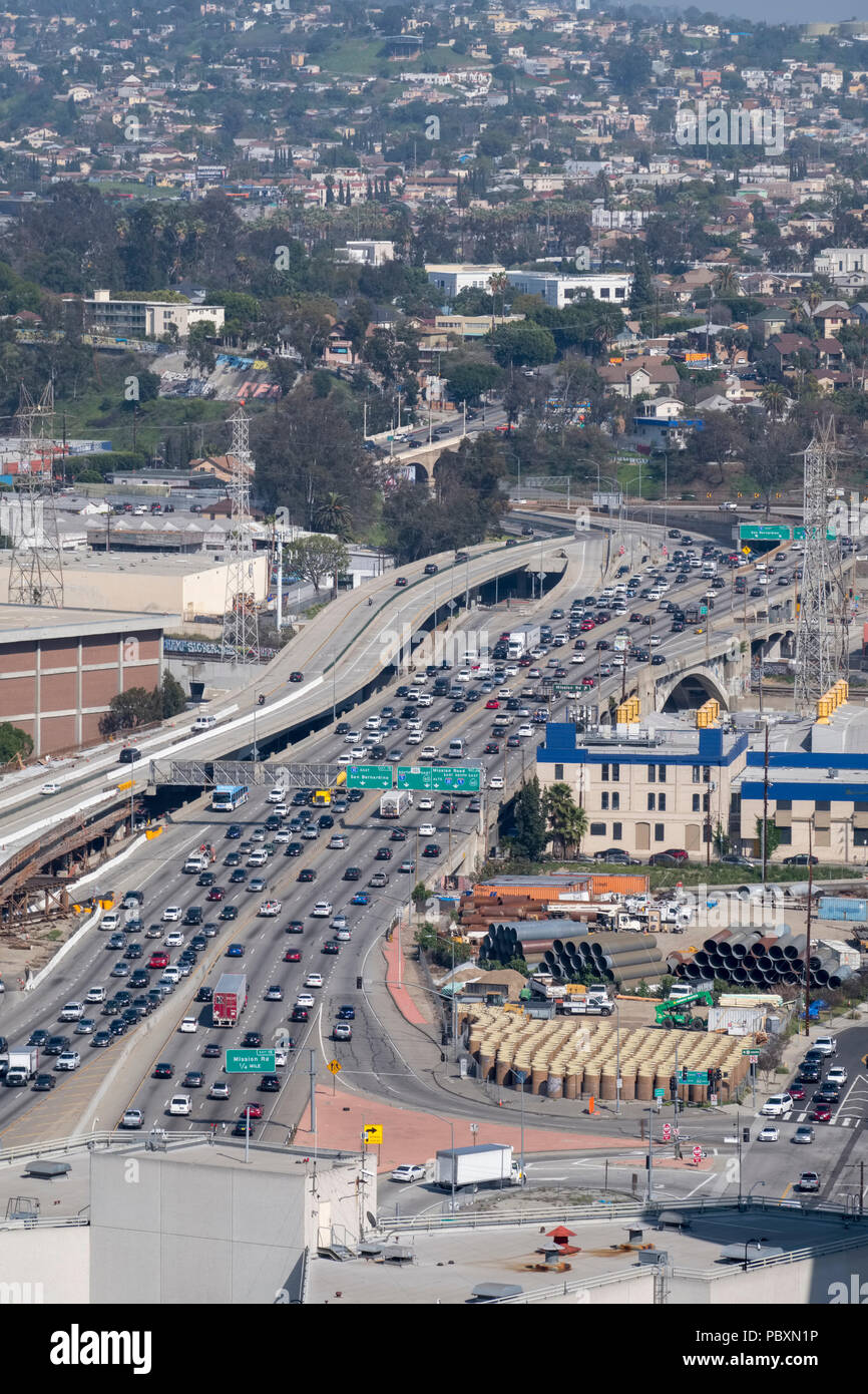 Vue aérienne de la circulation sur une autoroute de Los Angeles l'autoroute la plus proche dans la région, la Californie, CA, USA Banque D'Images