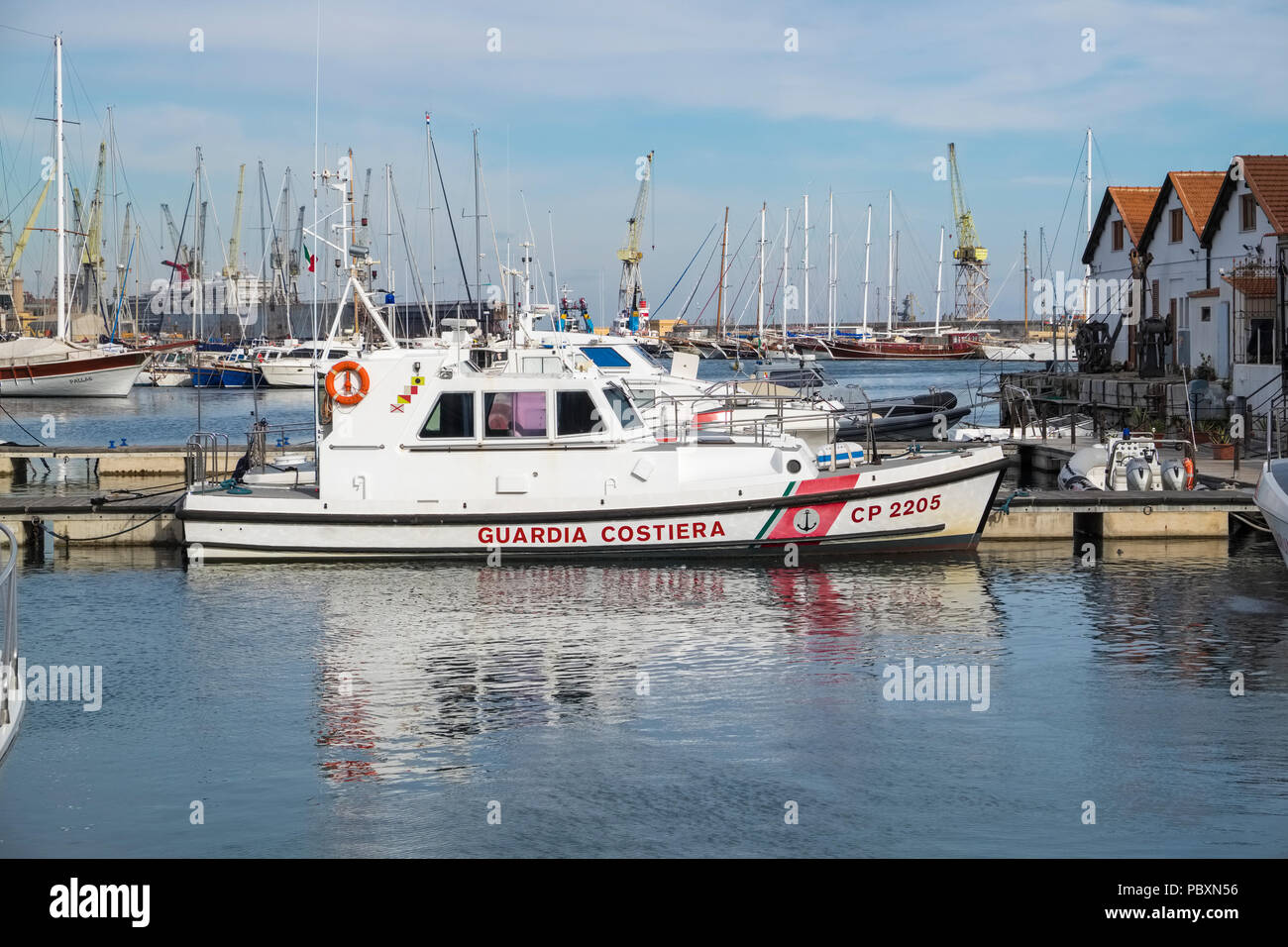 Bateau de patrouille de garde-côtes italiens à quai dans le port de Palerme, Sicile, Italie, Europe Banque D'Images