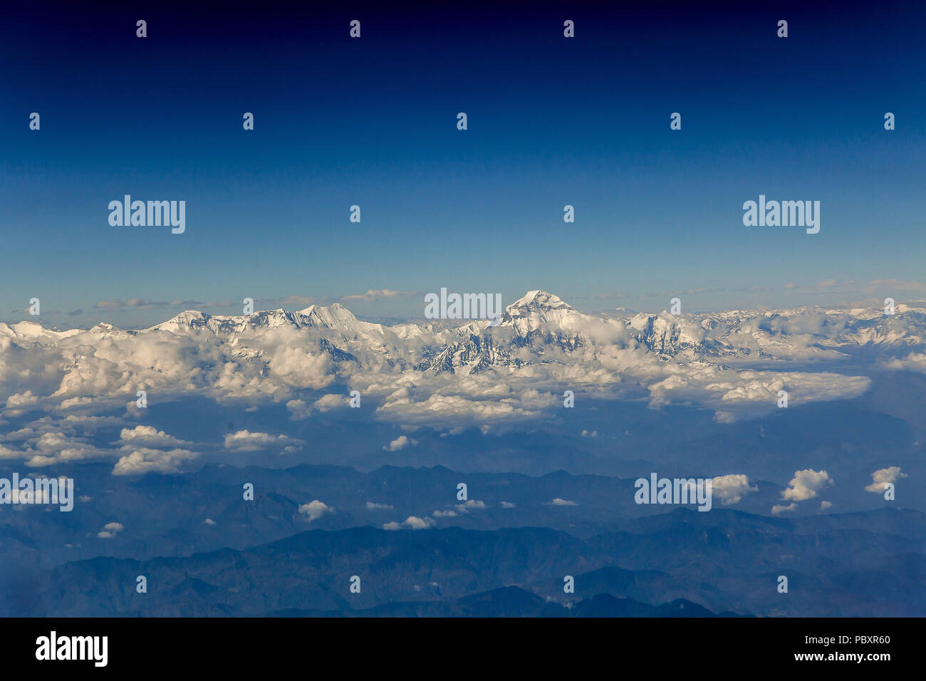 Vue aérienne de la gamme Dhaulagiri vu d'avion vol vers Delhi, au Népal. Banque D'Images