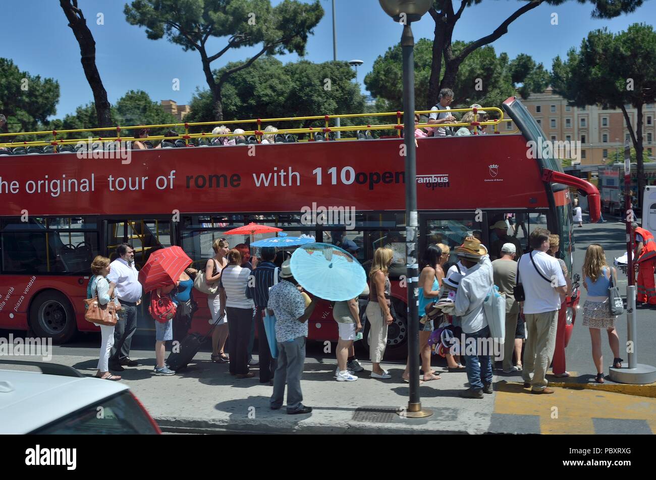 Les touristes en attente à ouvrir 110 Arrêt de bus. Ouvrir 110 bus passe à travers la ville de Rome et est facilement reconnu par sa couleur rouge également à distance. Banque D'Images