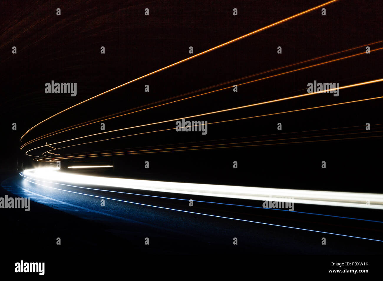 Tralight Light trails dans le tunnel. Art image. Une longue exposition photo prise dans un tunnel. Banque D'Images Tralight Light trails dans le tunnel. Art image. Une longue exposition photo prise dans un tunnel. Banque D'Images
