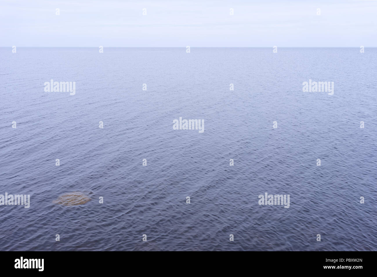 La houle sur la mer Baltique à l'horizon, lignes et cercles de pierres sous l'eau Banque D'Images