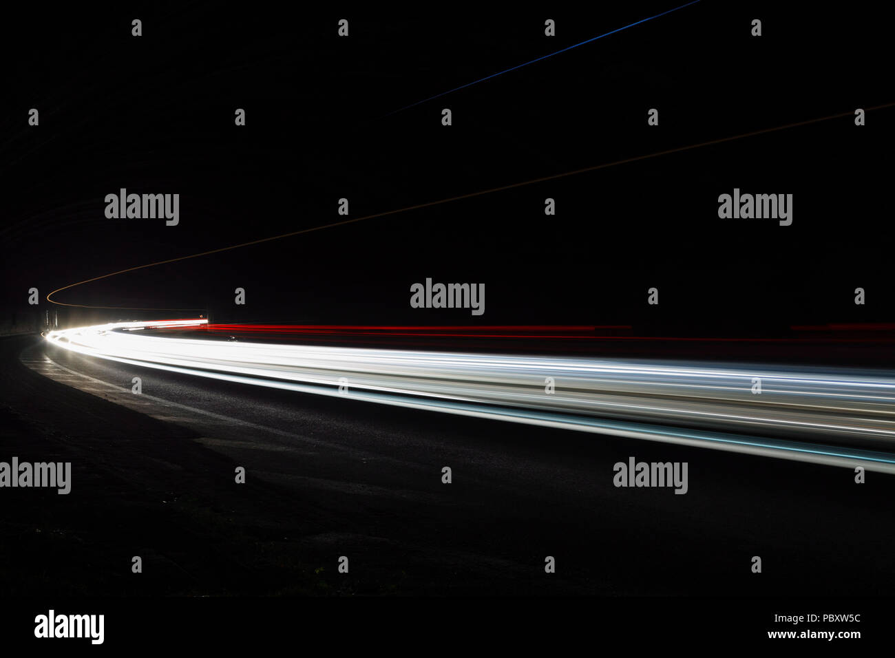 Tralight Light trails dans le tunnel. Art image. Une longue exposition photo prise dans un tunnel. Banque D'Images Tralight Light trails dans le tunnel. Art image. Une longue exposition photo prise dans un tunnel. Banque D'Images