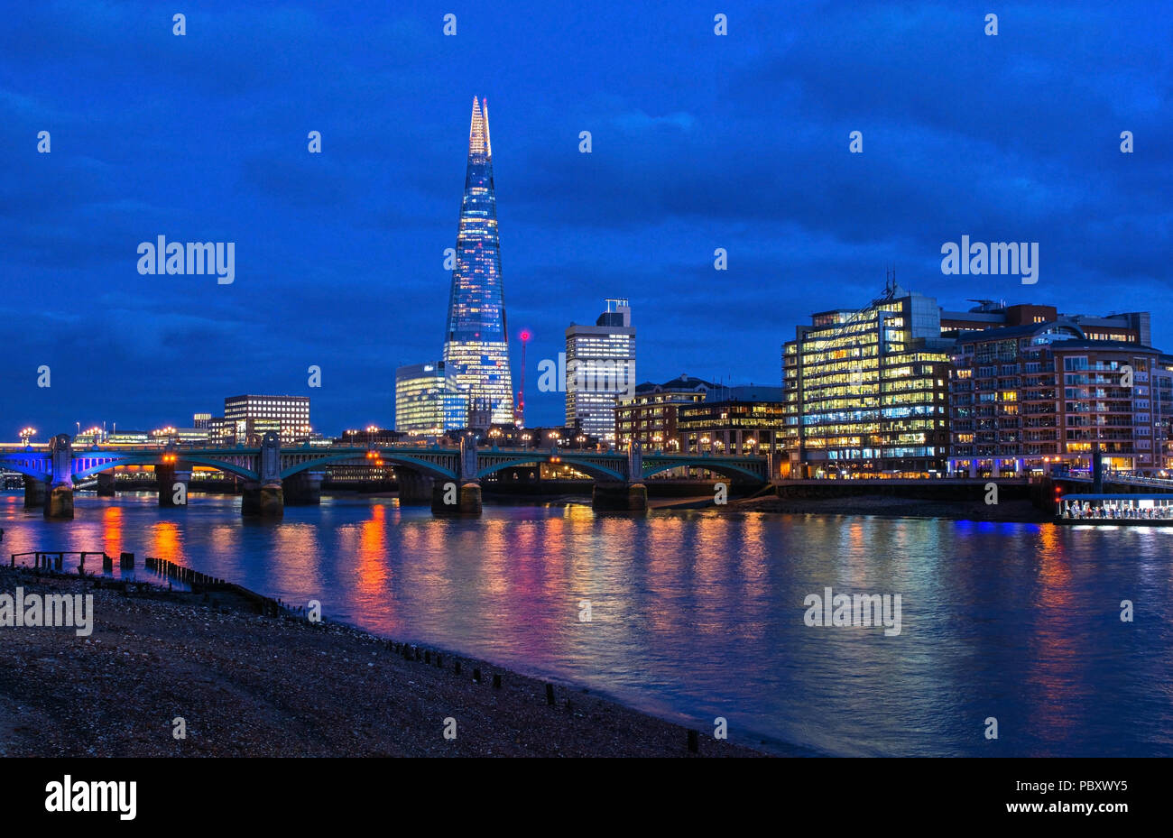 Vue sur la Tamise vers la ville de Londres de nuit avec le tesson et Blackfriars Bridge. Banque D'Images