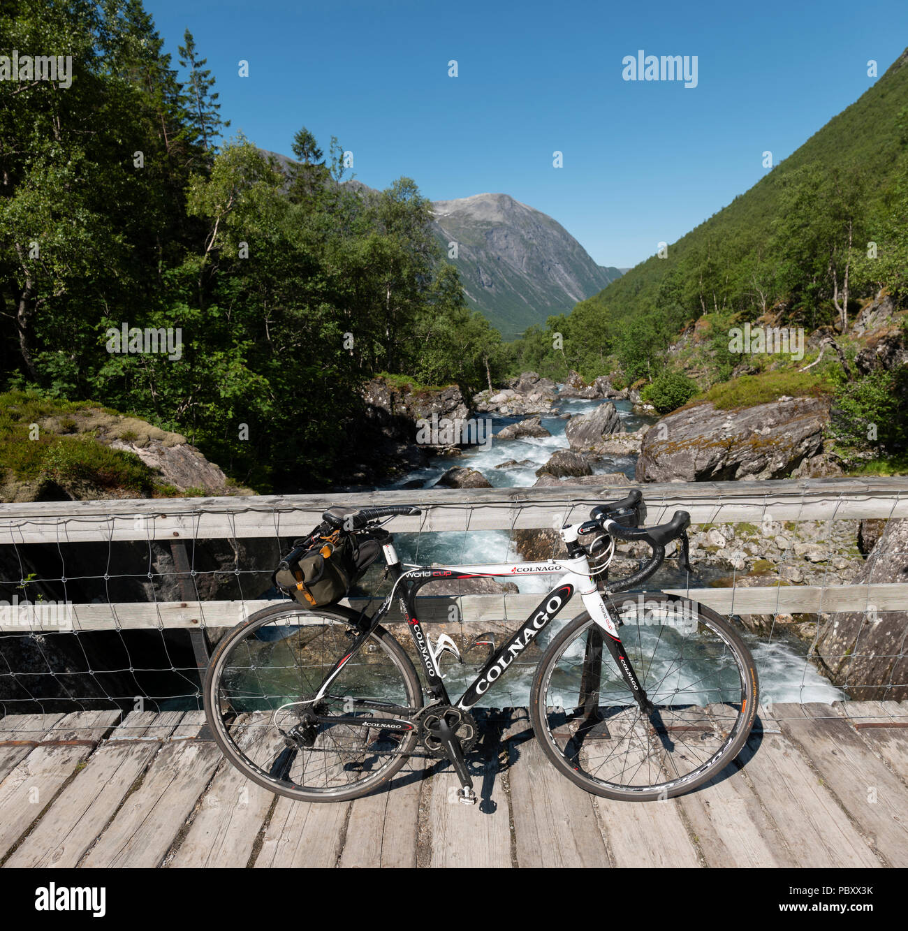 Vélo Colnago stationné sur le pont dans la vallée de Isterdalen, près de Andalsnes, Norvège Banque D'Images