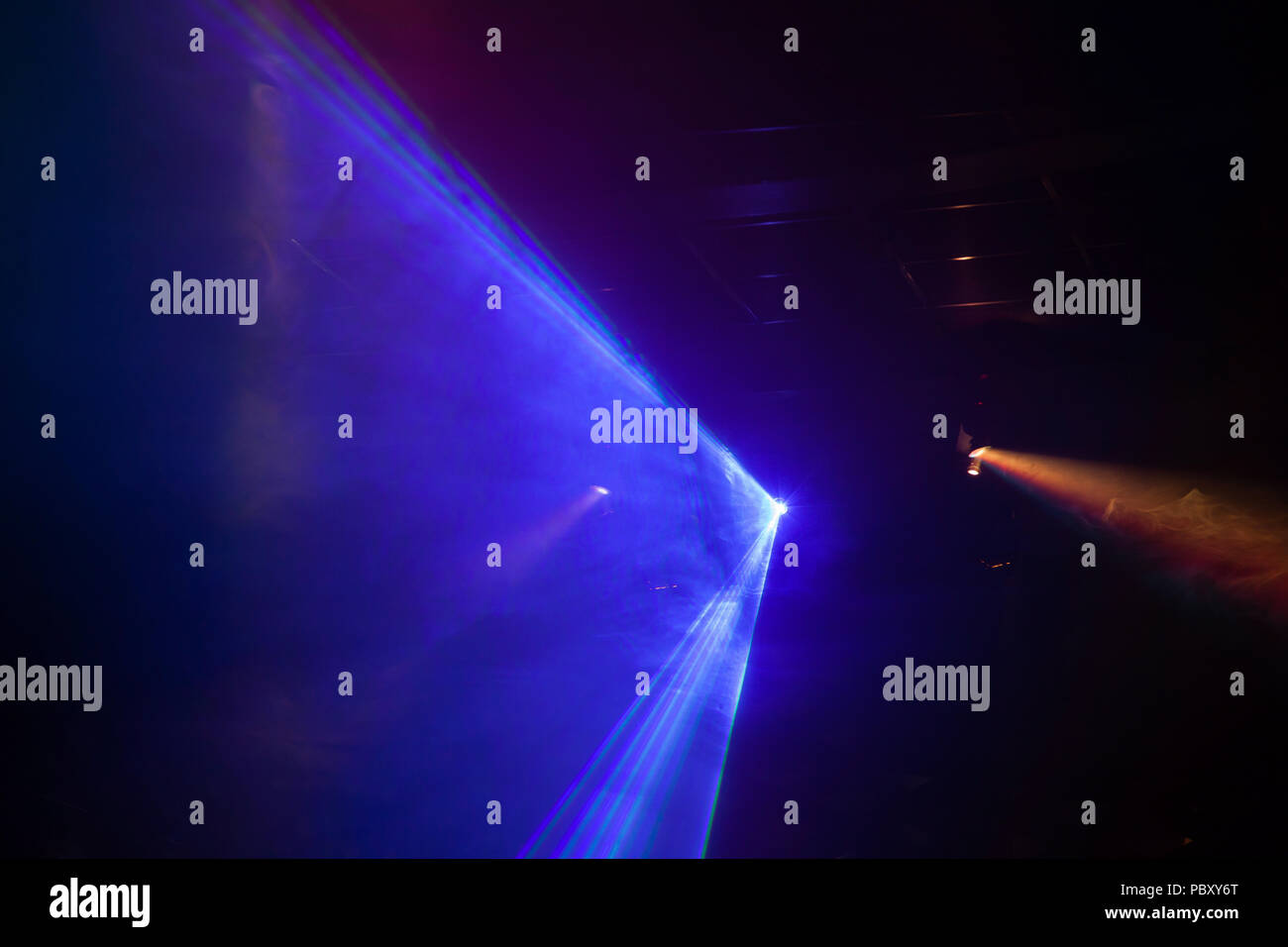 Disco light show, Stage lights avec laser Banque D'Images Disco light show, Stage lights avec laser Banque D'Images