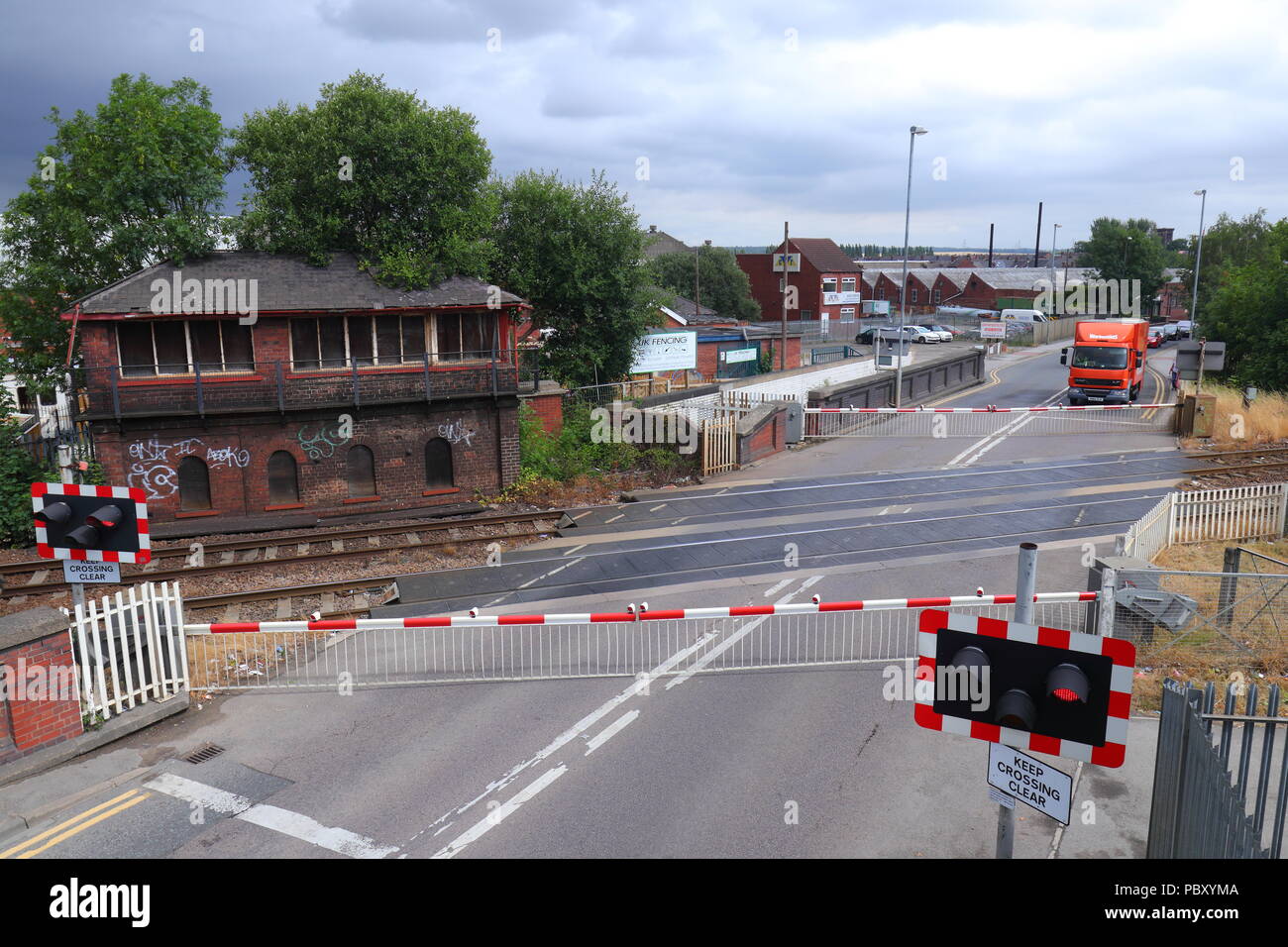 Regardant vers le bas sur un passage à niveau situé entre la rue haute et Albion Street à Castleford, West Yorkshire Banque D'Images