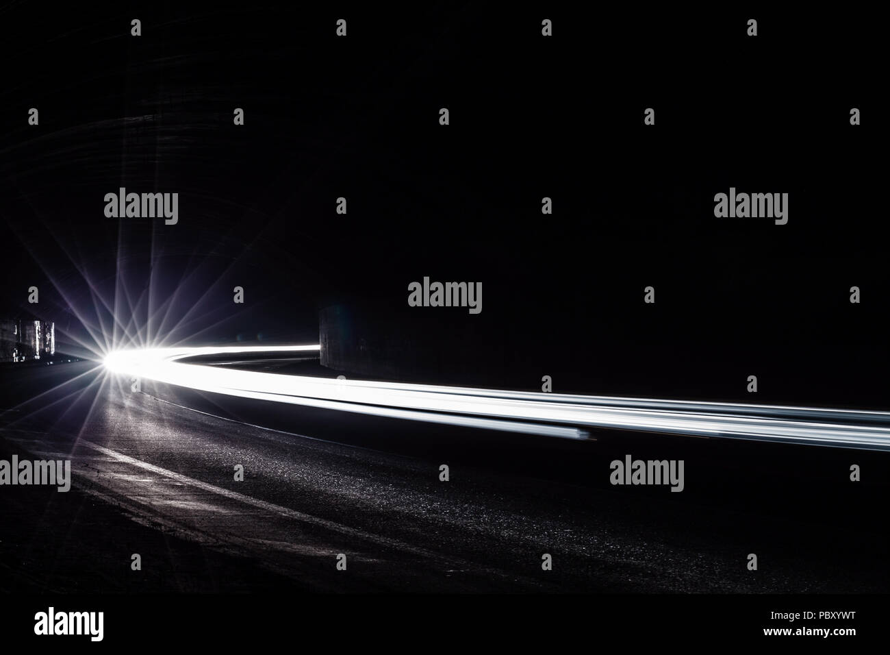 Tralight Light trails dans le tunnel. Art image. Une longue exposition photo prise dans un tunnel. Banque D'Images Tralight Light trails dans le tunnel. Art image. Une longue exposition photo prise dans un tunnel. Banque D'Images