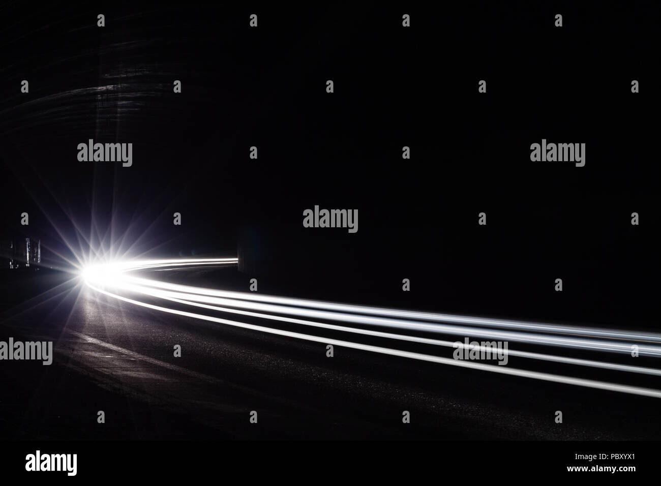 Tralight Light trails dans le tunnel. Art image. Une longue exposition photo prise dans un tunnel. Banque D'Images Tralight Light trails dans le tunnel. Art image. Une longue exposition photo prise dans un tunnel. Banque D'Images