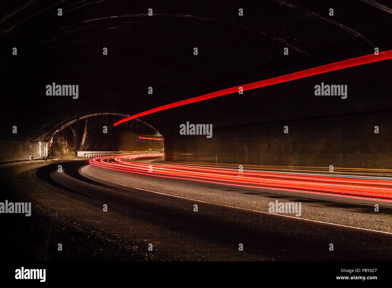 Tralight Light trails dans le tunnel. Art image. Une longue exposition photo prise dans un tunnel ils en tunnel. Banque D'Images Tralight Light trails dans le tunnel. Art image. Une longue exposition photo prise dans un tunnel ils en tunnel. Banque D'Images