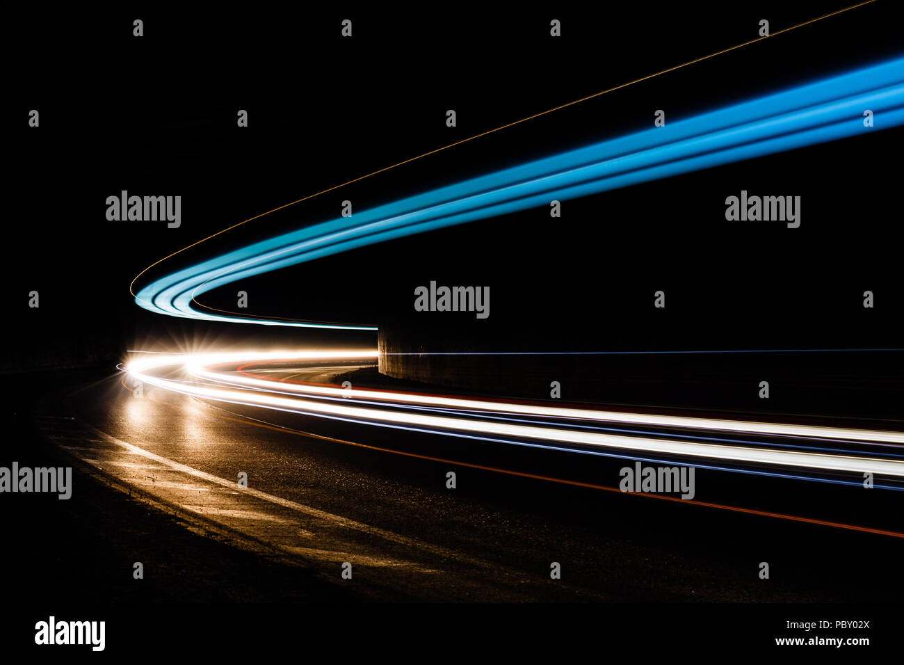 Tralight Light trails dans le tunnel. Art image. Une longue exposition photo prise dans un tunnel ils en tunnel. Banque D'Images Tralight Light trails dans le tunnel. Art image. Une longue exposition photo prise dans un tunnel ils en tunnel. Banque D'Images