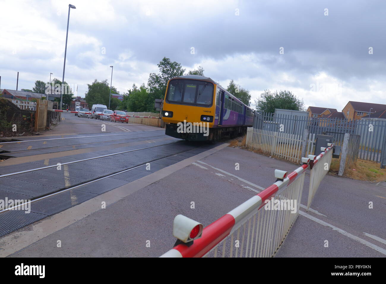 Un train passe au-dessus d'un passage à niveau entre High Street & Albion Street à Castleford Banque D'Images