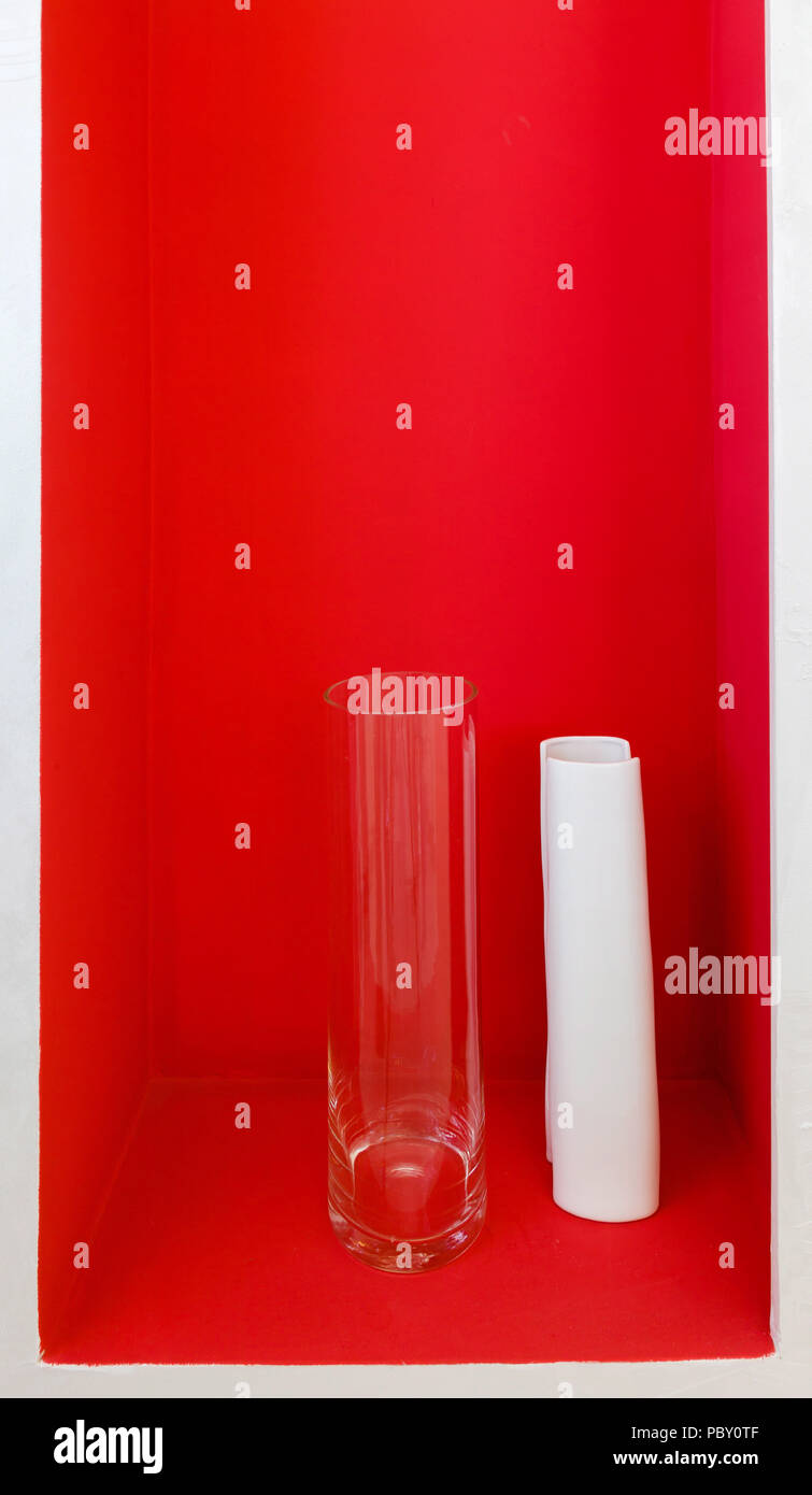 Rouge double niche avec deux vases. Banque D'Images Rouge double niche avec deux vases. Banque D'Images