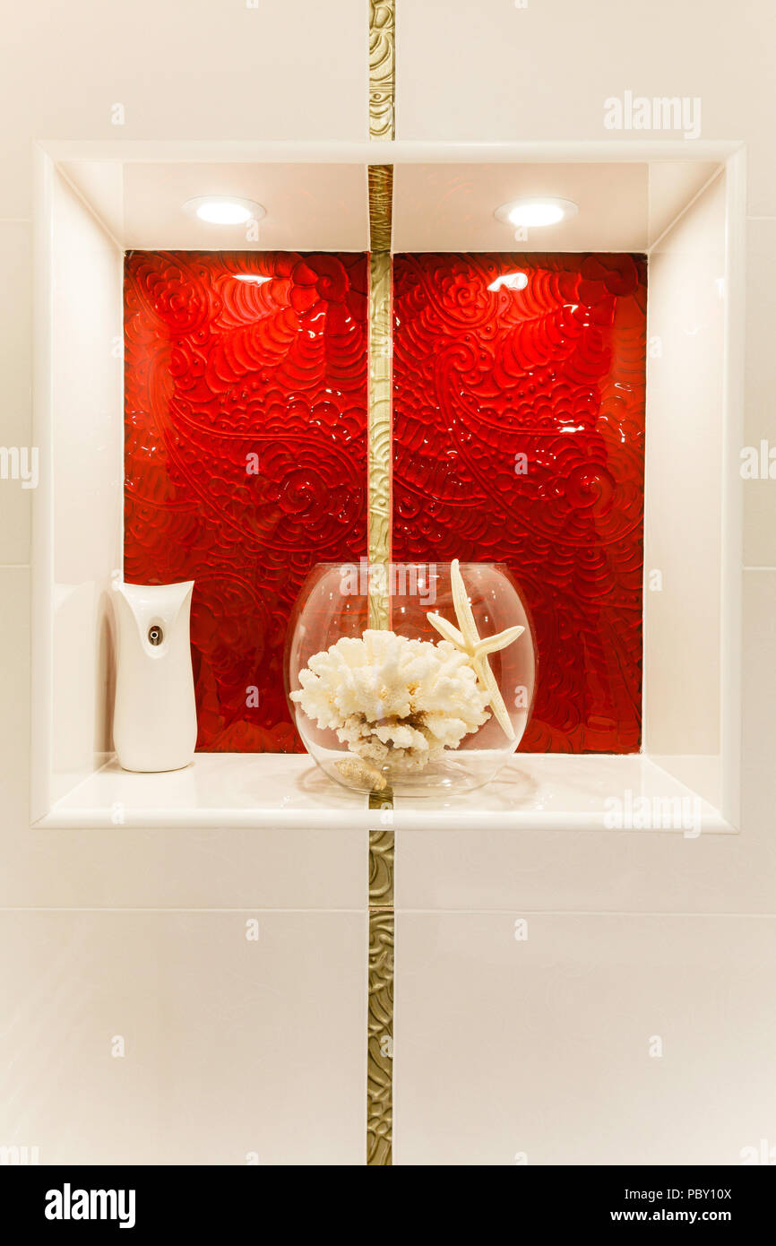 Salle de bains moderne avec des miroirs et de la cabine. Banque D'Images Salle de bains moderne avec des miroirs et de la cabine. Banque D'Images