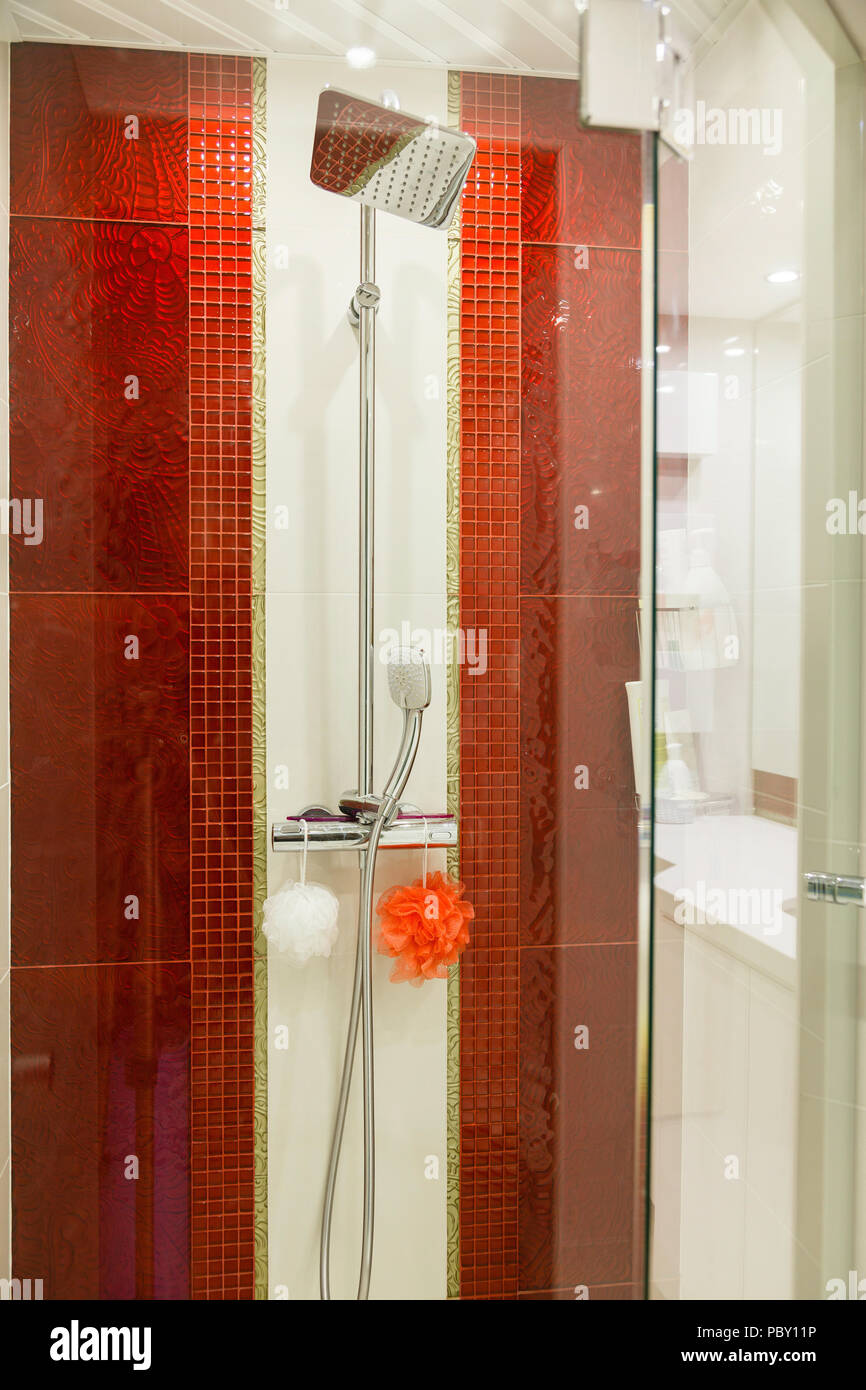 Salle de bains moderne avec des miroirs et de la cabine. Banque D'Images Salle de bains moderne avec des miroirs et de la cabine. Banque D'Images