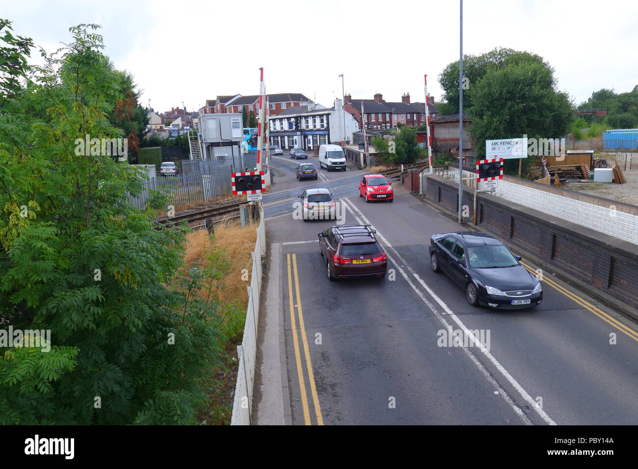 Regardant vers le bas sur un passage à niveau situé entre la rue haute et Albion Street à Castleford, West Yorkshire Banque D'Images