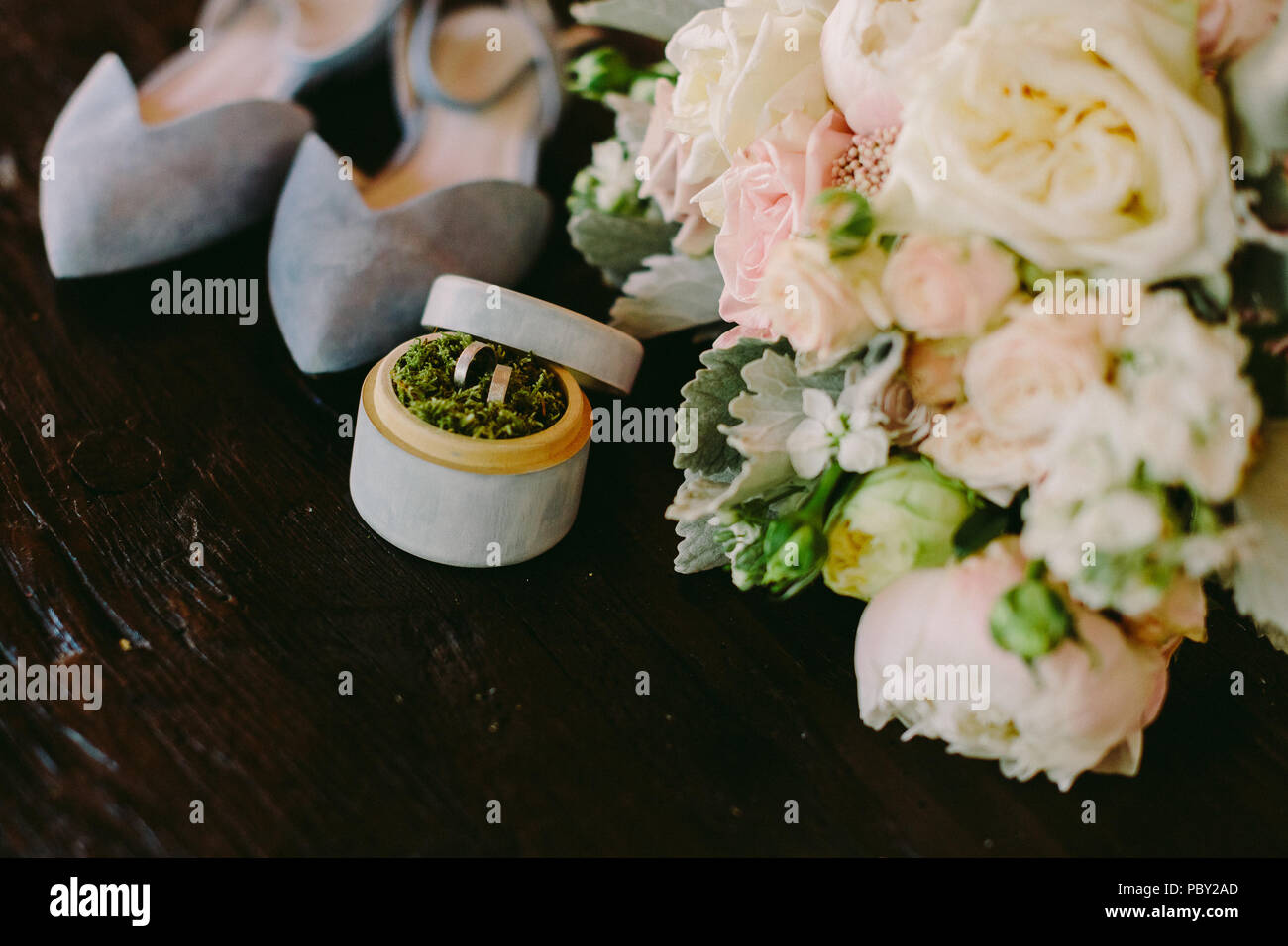 Bouquet De Fleurs De Mariage Et Bagues Plat En Fine Art