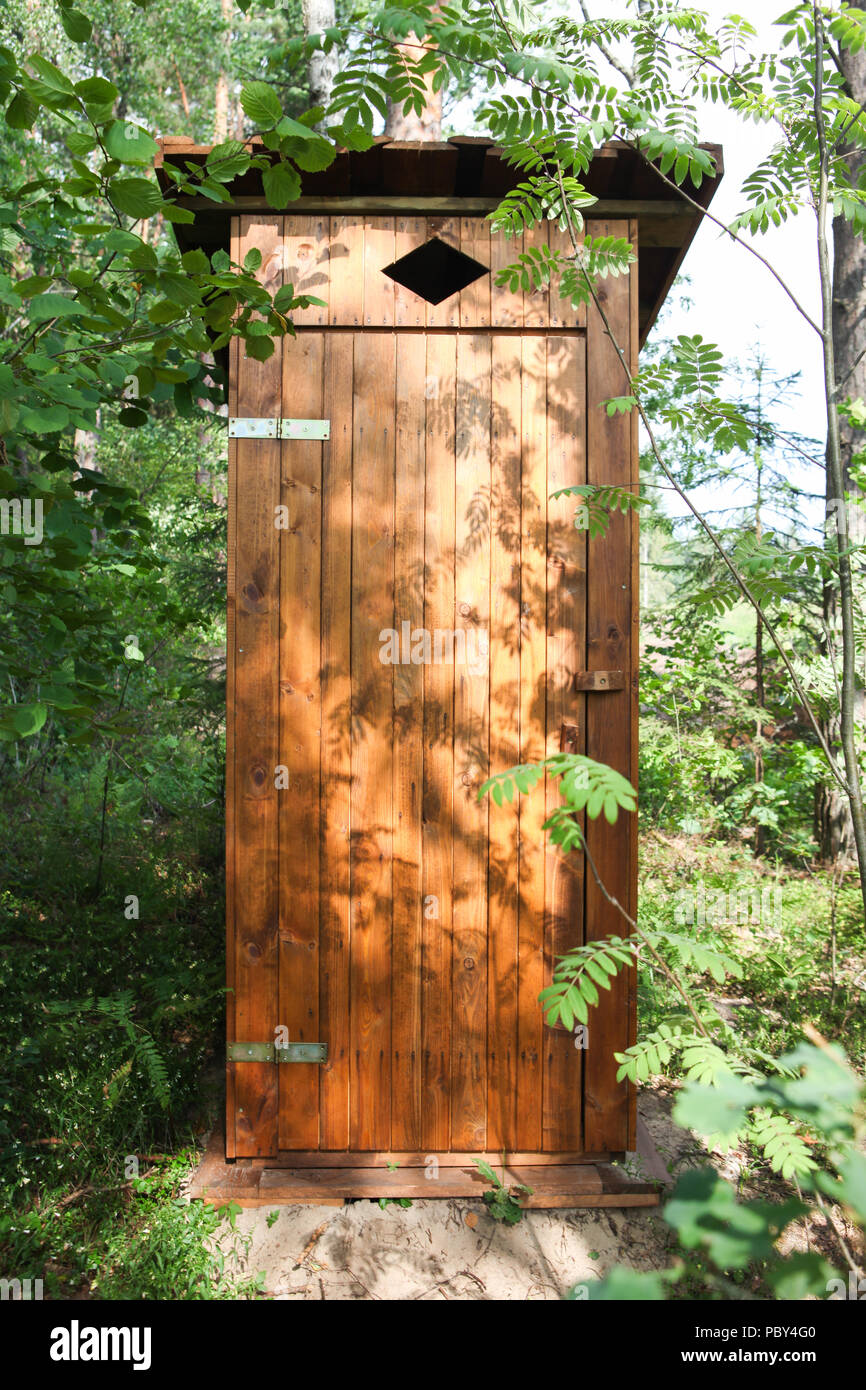 Toilettes à l'extérieur en bois dans la forêt, avec porte fermée Photo  Stock - Alamy