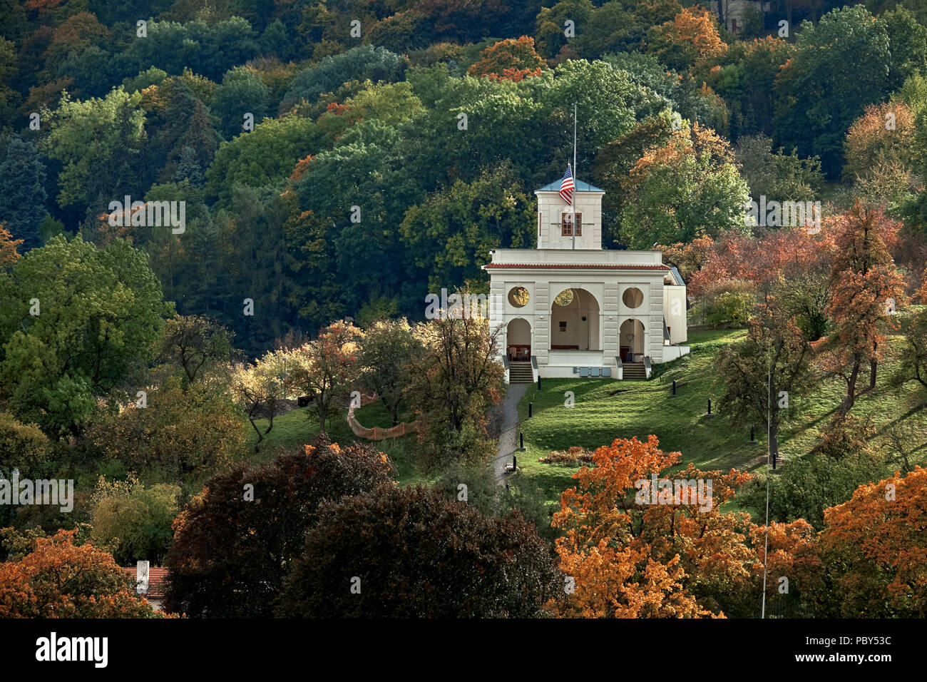 Magnifique vue de l'Ambassade Américaine Schoenborn Palace Glorietta dans le quartier de Mala Strana de Prague. Banque D'Images