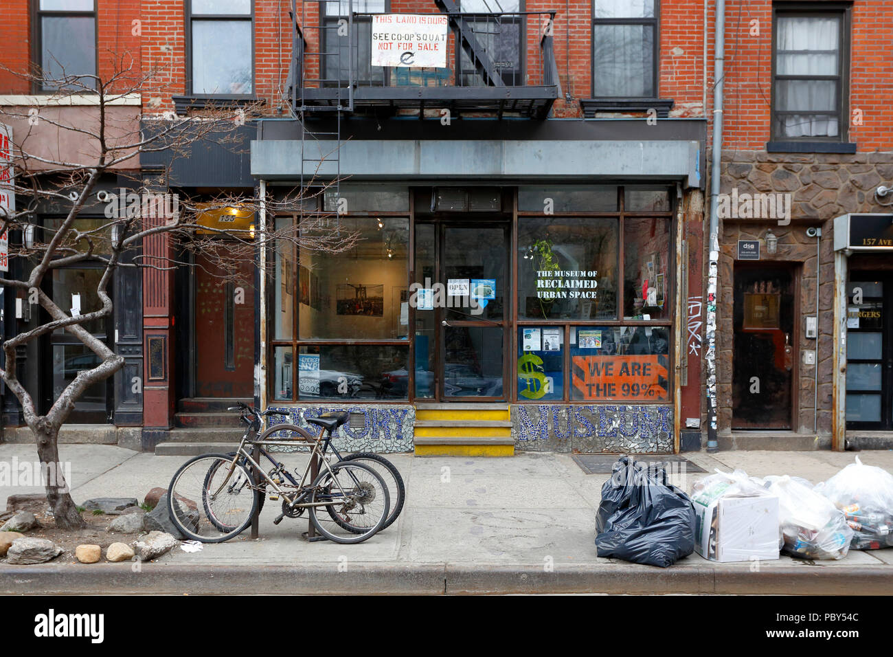 Musée de l'espace urbain recyclée (MoRUS), 155 Avenue C, New York, NY. devanture extérieure d'un musée militant dans l'East Village de Manhattan. Banque D'Images