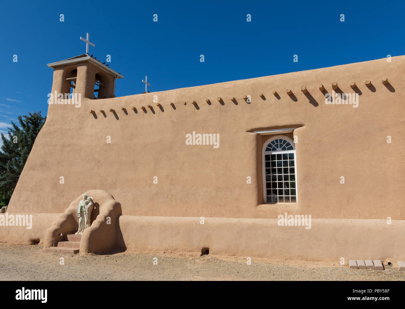 RANCHOS DE TAOS, NM, USA-13 le 18 juillet : La Mission San Francisco de Asís a été achevé en 1815. environ Montré est la paroi latérale droite. Banque D'Images