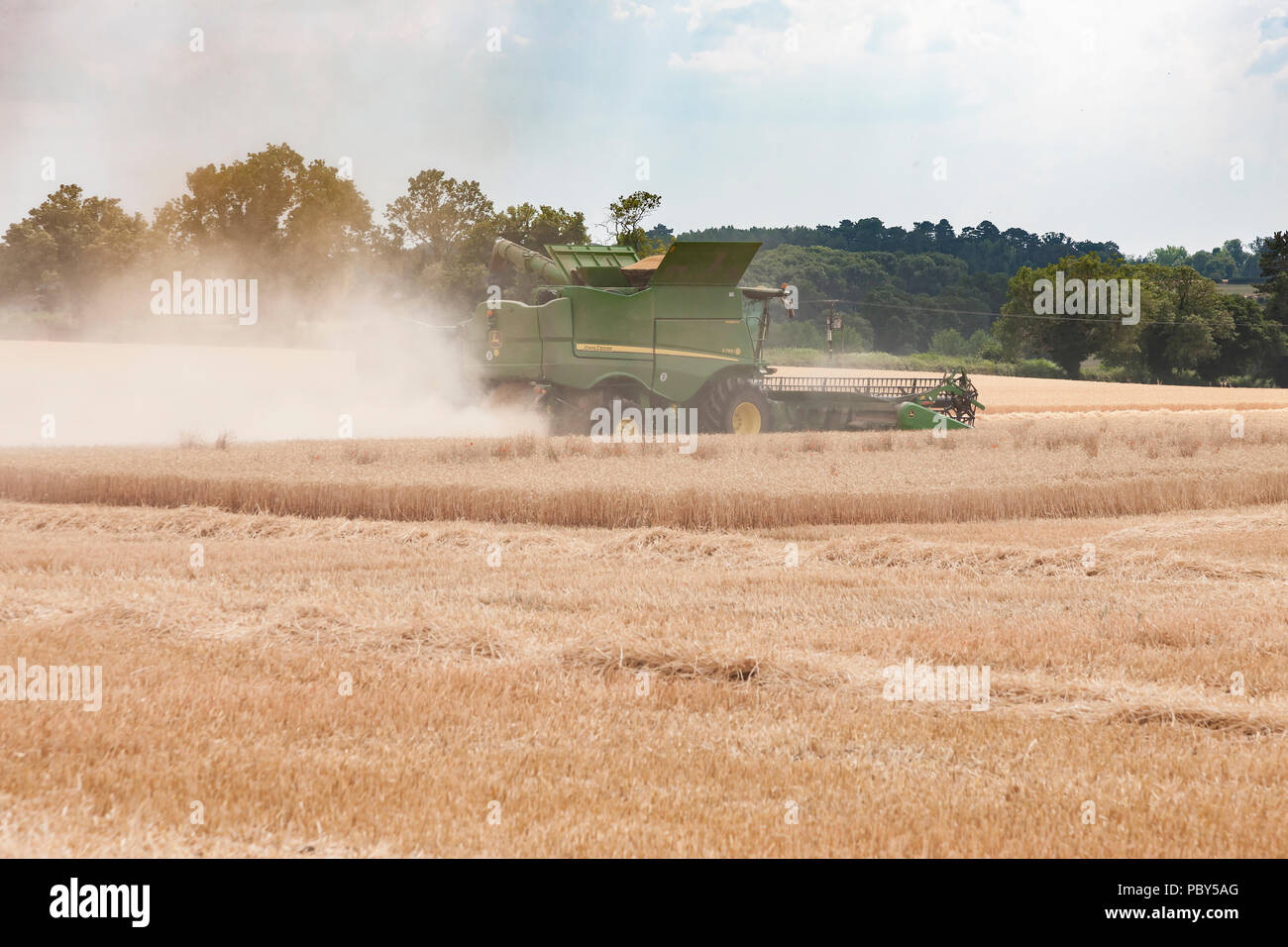 Earls Barton, Northamptonshire, Angleterre. 26 juillet, 2018. Un champ off Earls Barton Road avec un John Deere HillMaster S785i moissonneuse-batteuse, rendant le plus Banque D'Images