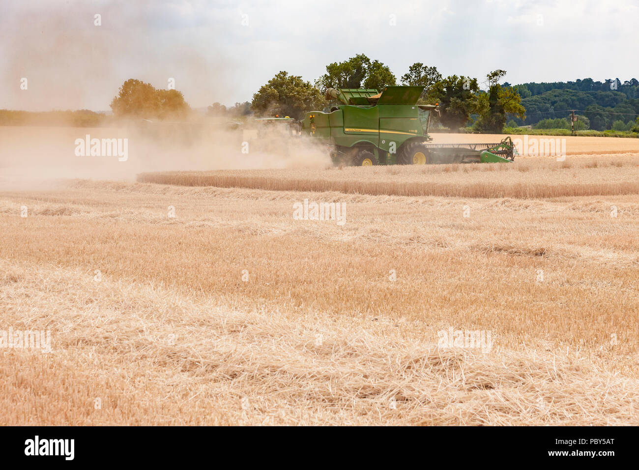 Earls Barton, Northamptonshire, Angleterre. 26 juillet, 2018. Un champ off Earls Barton Road avec un John Deere HillMaster S785i moissonneuse-batteuse, rendant le plus Banque D'Images