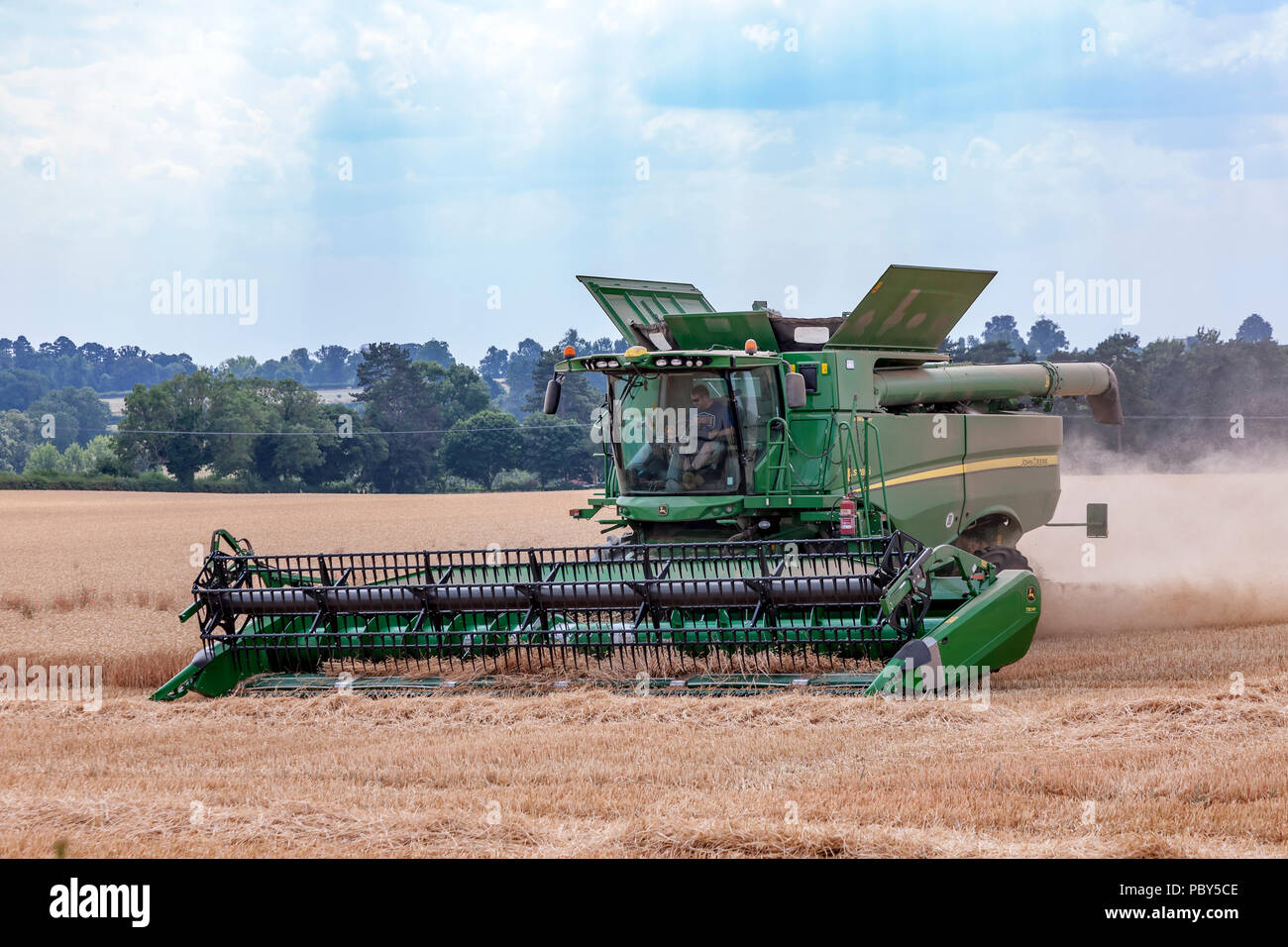 Earls Barton, Northamptonshire, Angleterre. 26 juillet, 2018. Un champ off  Earls Barton Road avec un John Deere HillMaster S785i  moissonneuse-batteuse, rendant le plus Photo Stock - Alamy