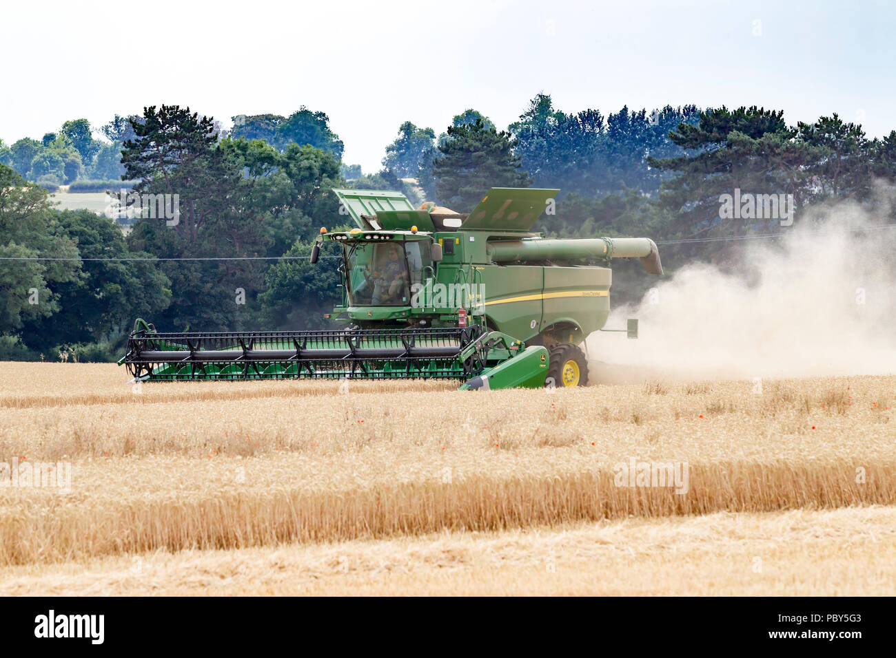 Earls Barton, Northamptonshire, Angleterre. 26 juillet, 2018. Un champ off Earls Barton Road avec un John Deere HillMaster S785i moissonneuse-batteuse, rendant le plus Banque D'Images