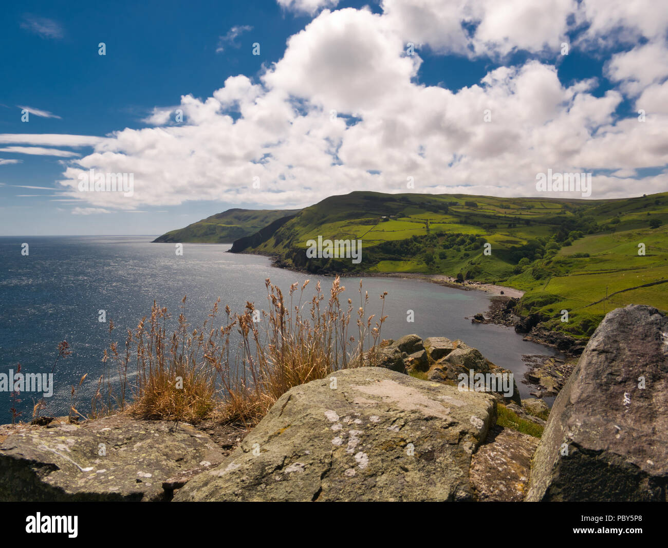 Voir l'historique de la Torr Head en Irlande du Nord en direction du sud avec soleil et nuages de lumière Banque D'Images